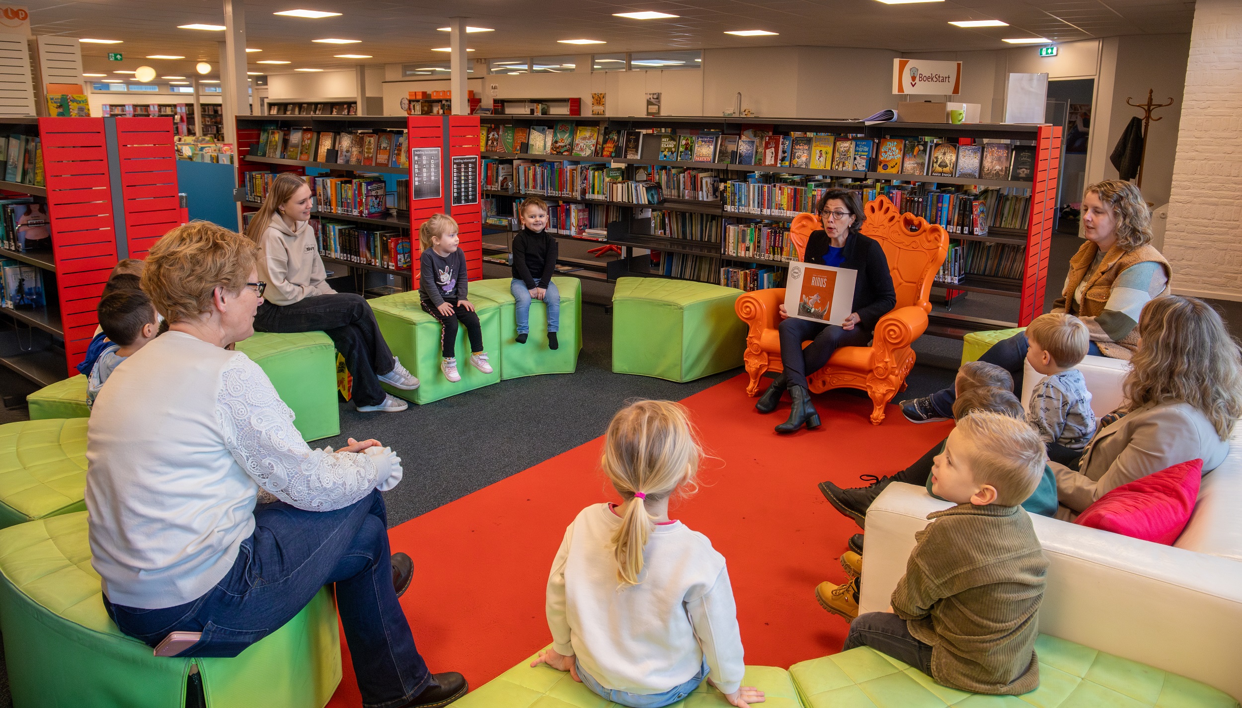 Foto: Voorleesplezier met wethouder Annemiek van Loon van Gemeente Epe