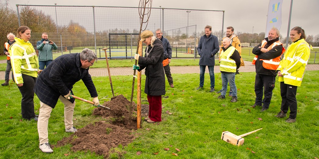 Foto: Inwoners planten bomen en struiken in Grote Wetering