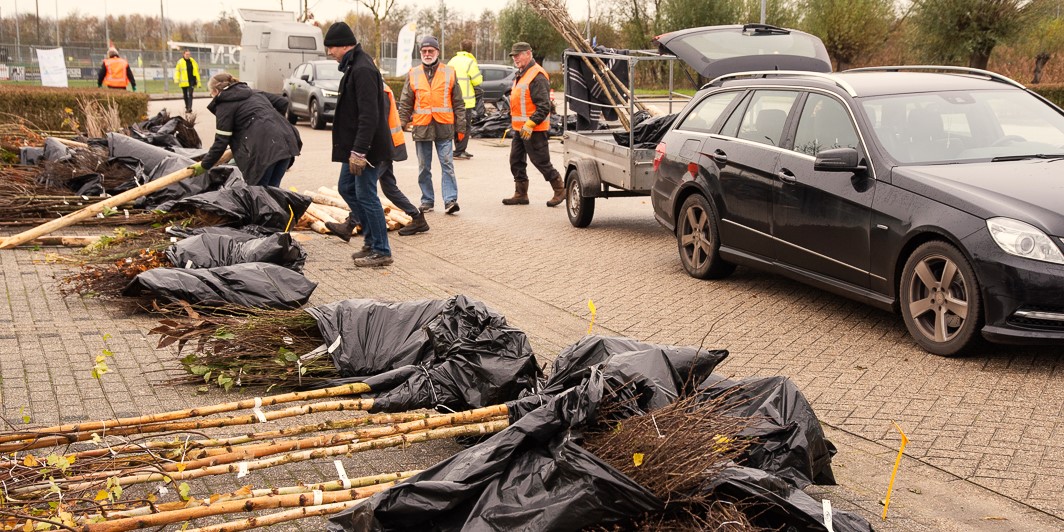 Foto: Inwoners planten bomen en struiken in Grote Wetering