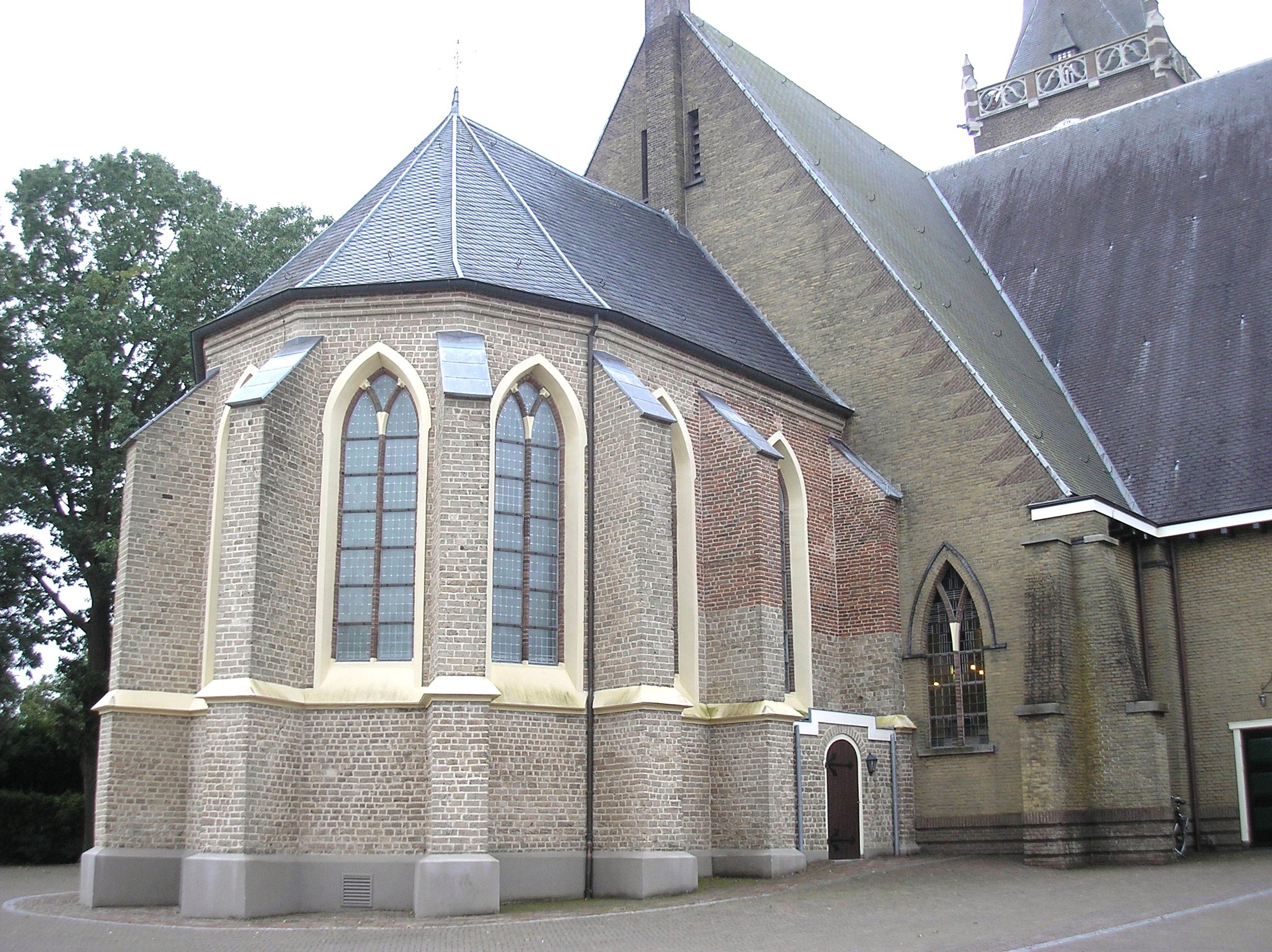 Foto: Rust én drukte in de vroege ochtend bij de Johanneskerk
