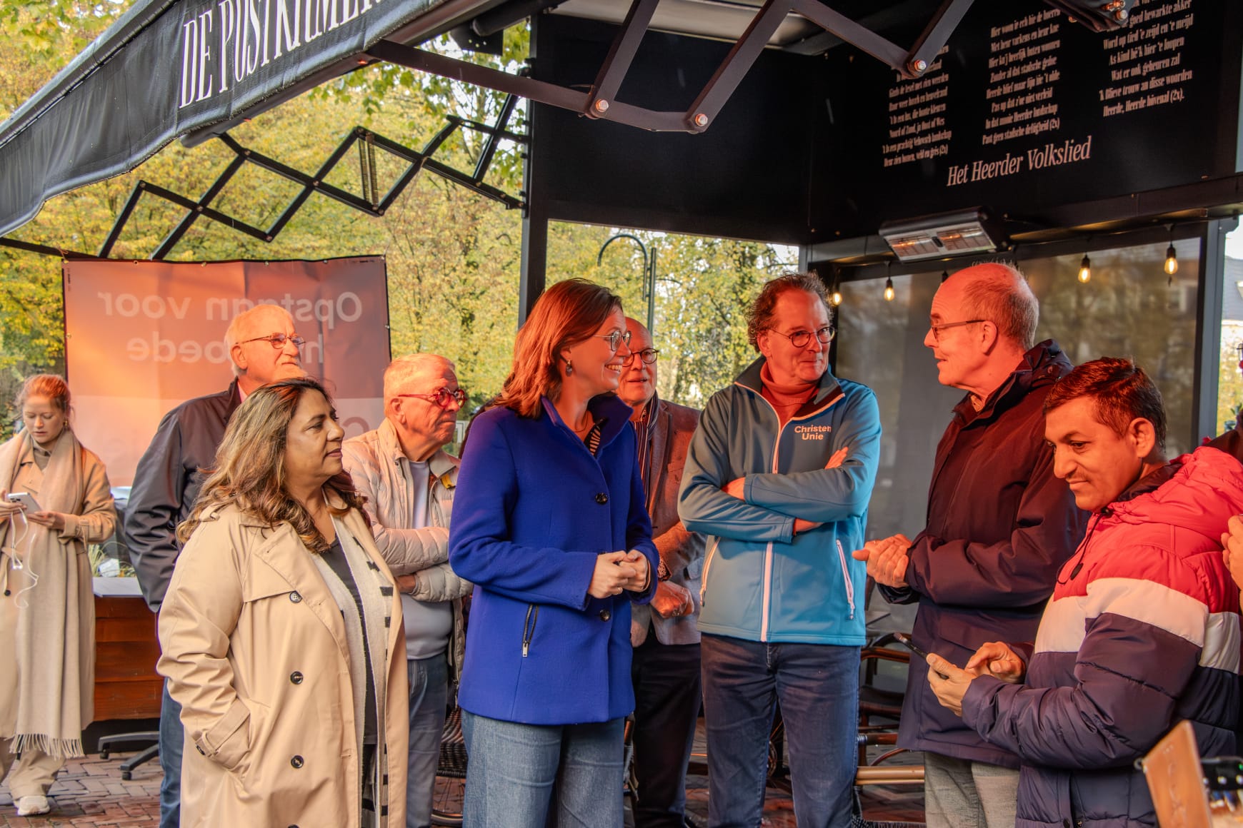 Foto: Mirjam Bikker (ChristenUnie) ontmoet inwoners op het terras van De Postkamer
