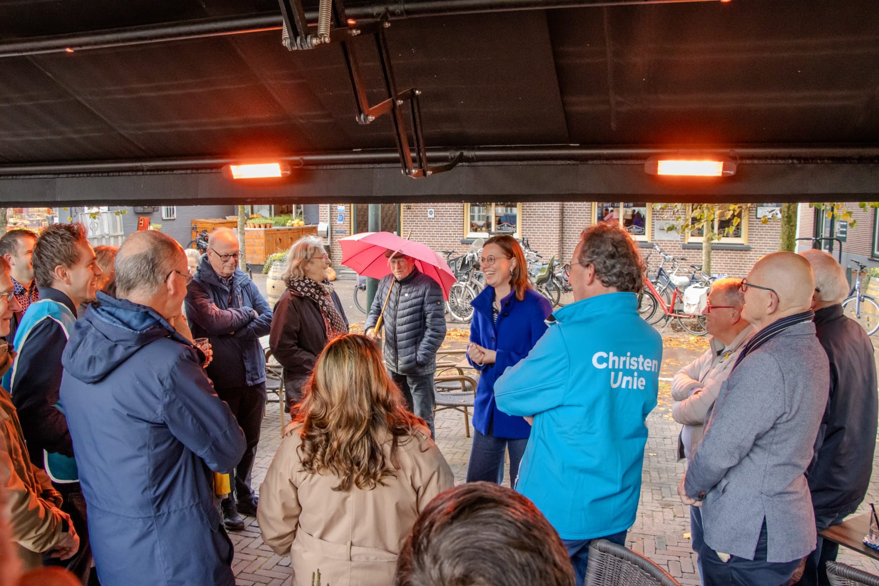Foto: Mirjam Bikker (ChristenUnie) ontmoet inwoners op het terras van De Postkamer