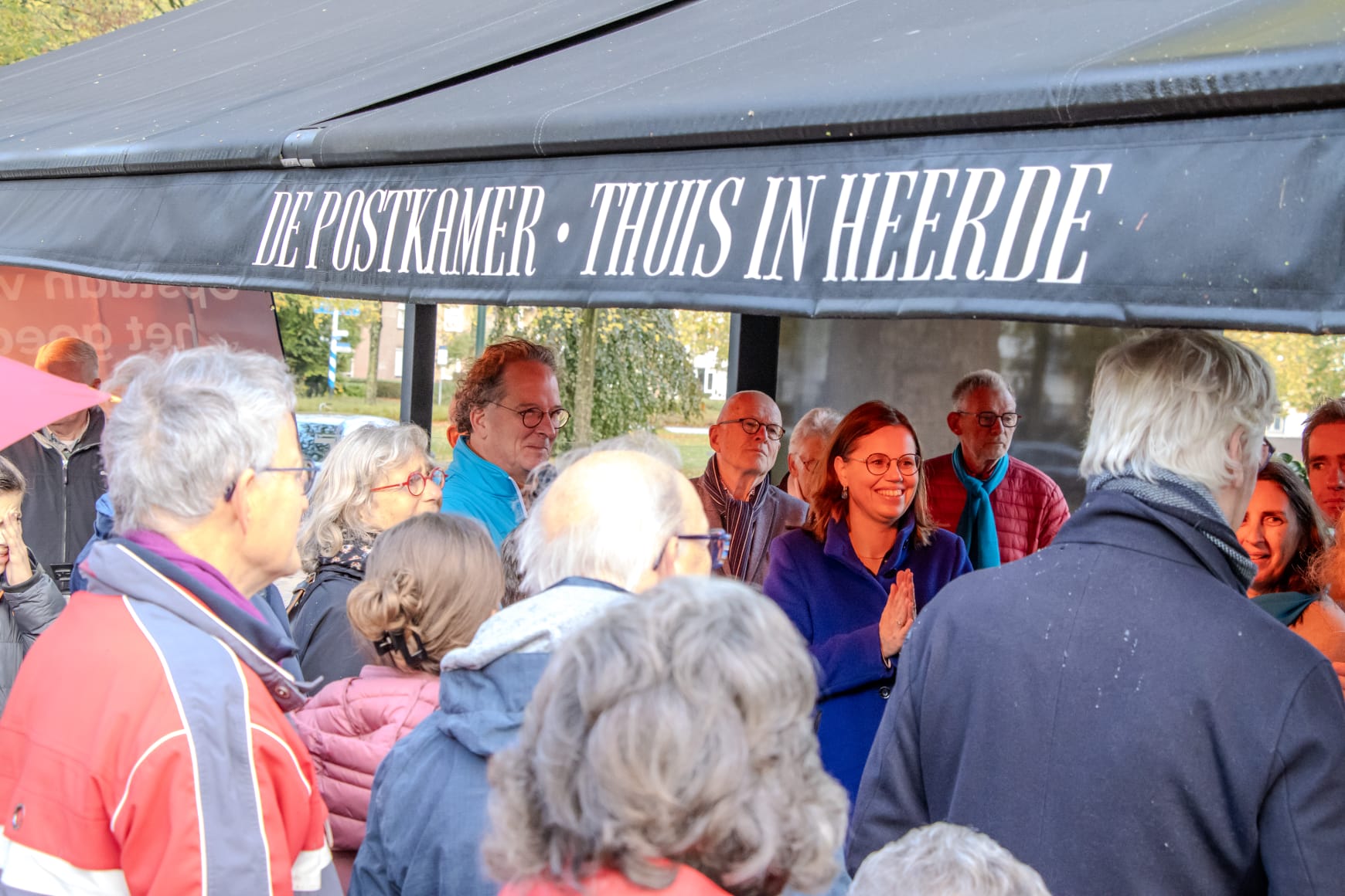 Foto: Mirjam Bikker (ChristenUnie) ontmoet inwoners op het terras van De Postkamer