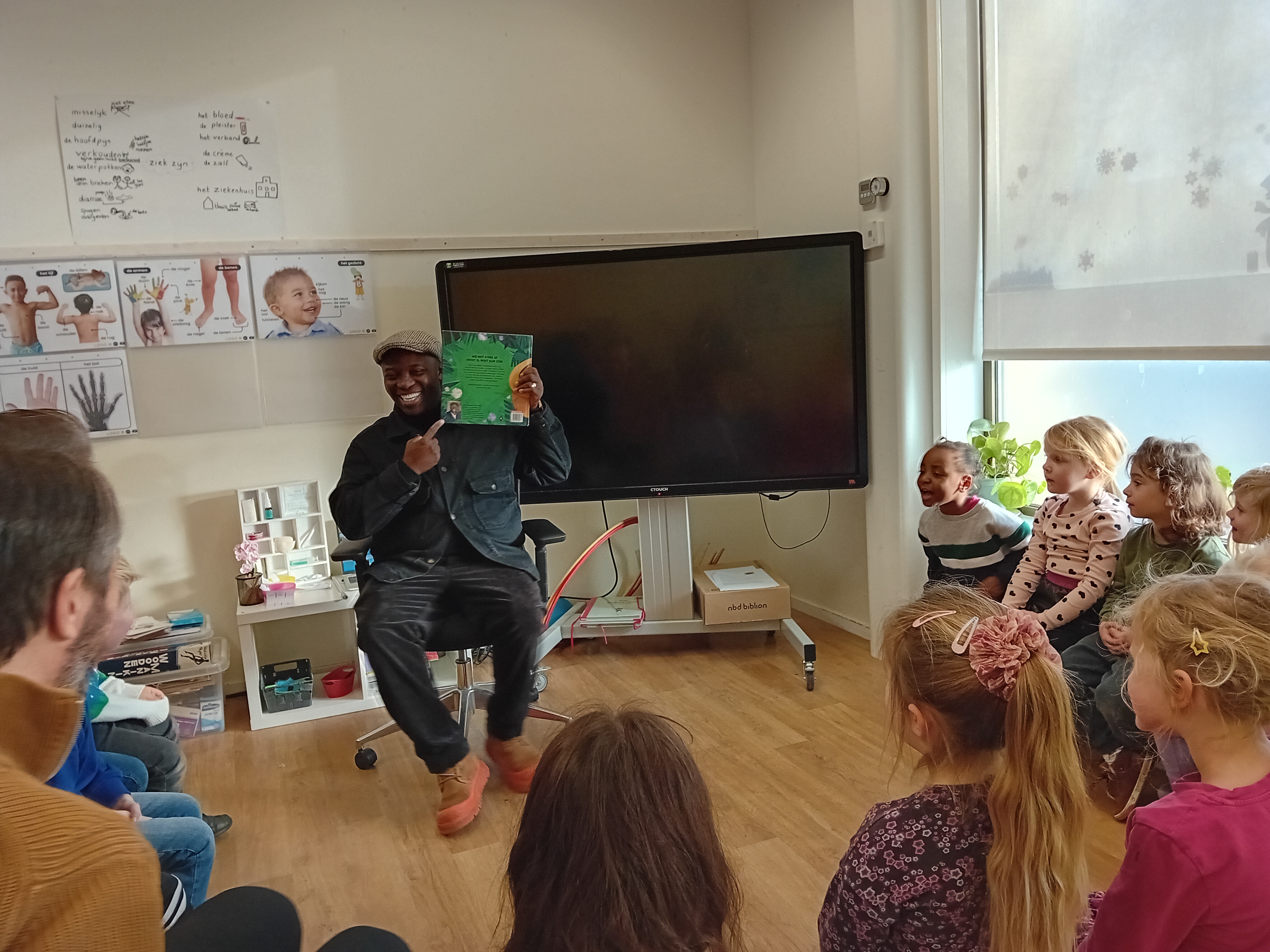 Foto: Iven Cudogham bezoekt Noord-Veluwse scholen