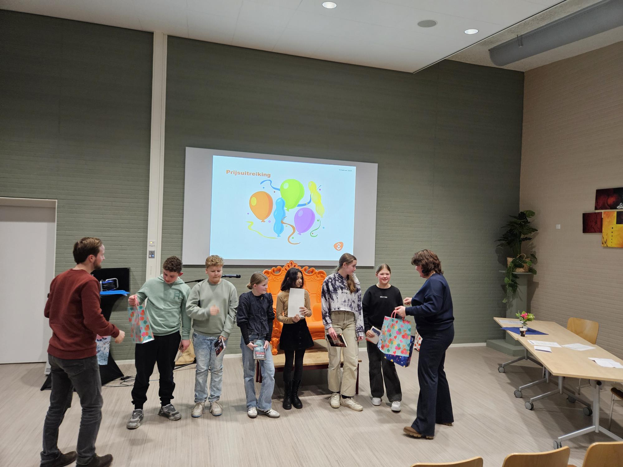 Foto: Arta Baran kampioen voorleeswedstrijd brugklassers Noord-Veluwe