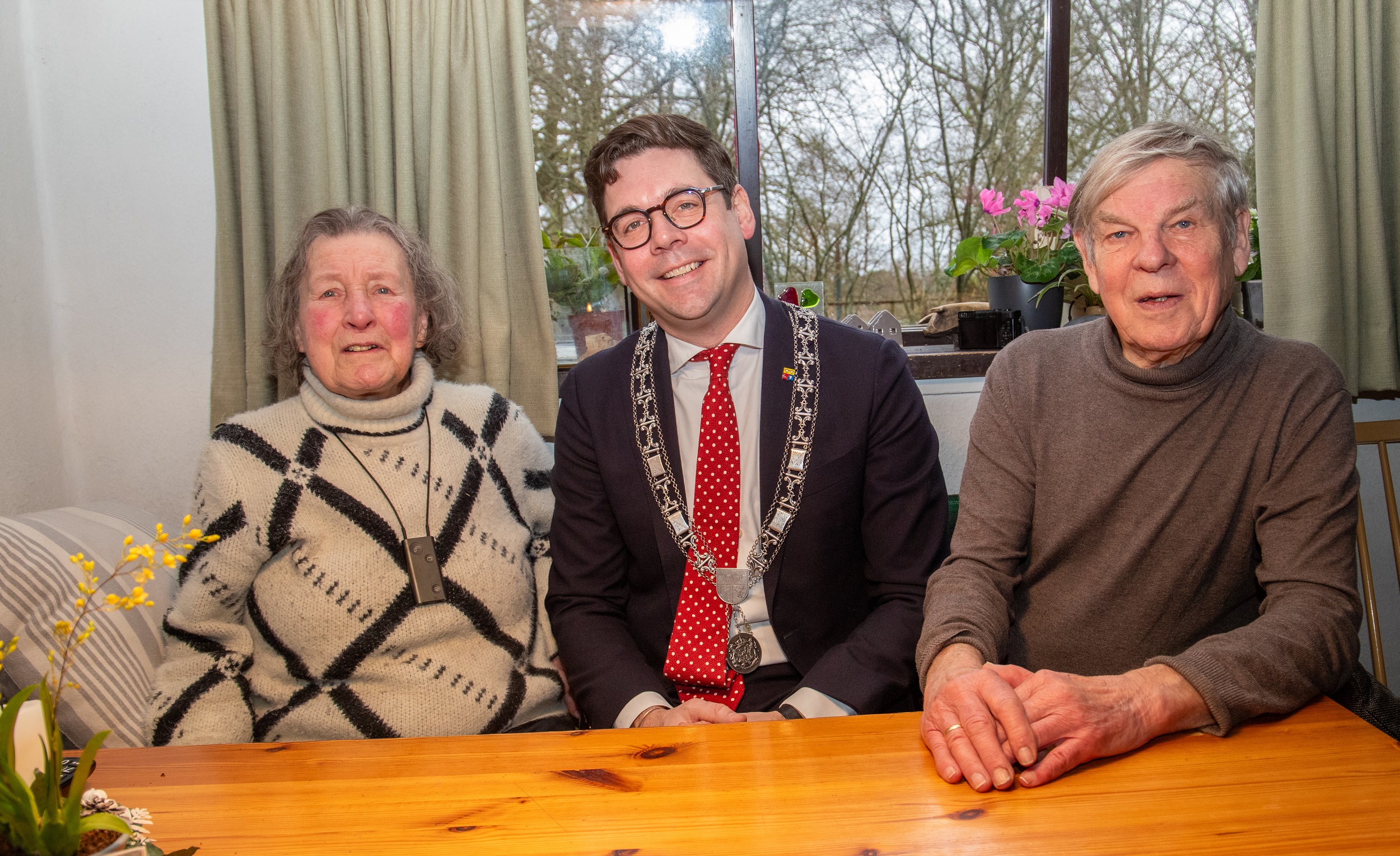 Foto: 60 Jaar liefde: burgemeester bezoekt echtpaar De Ridder-Meijer