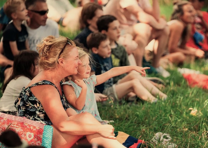 Foto: Voorstellingen KinderKaravaan in dorpen en parken