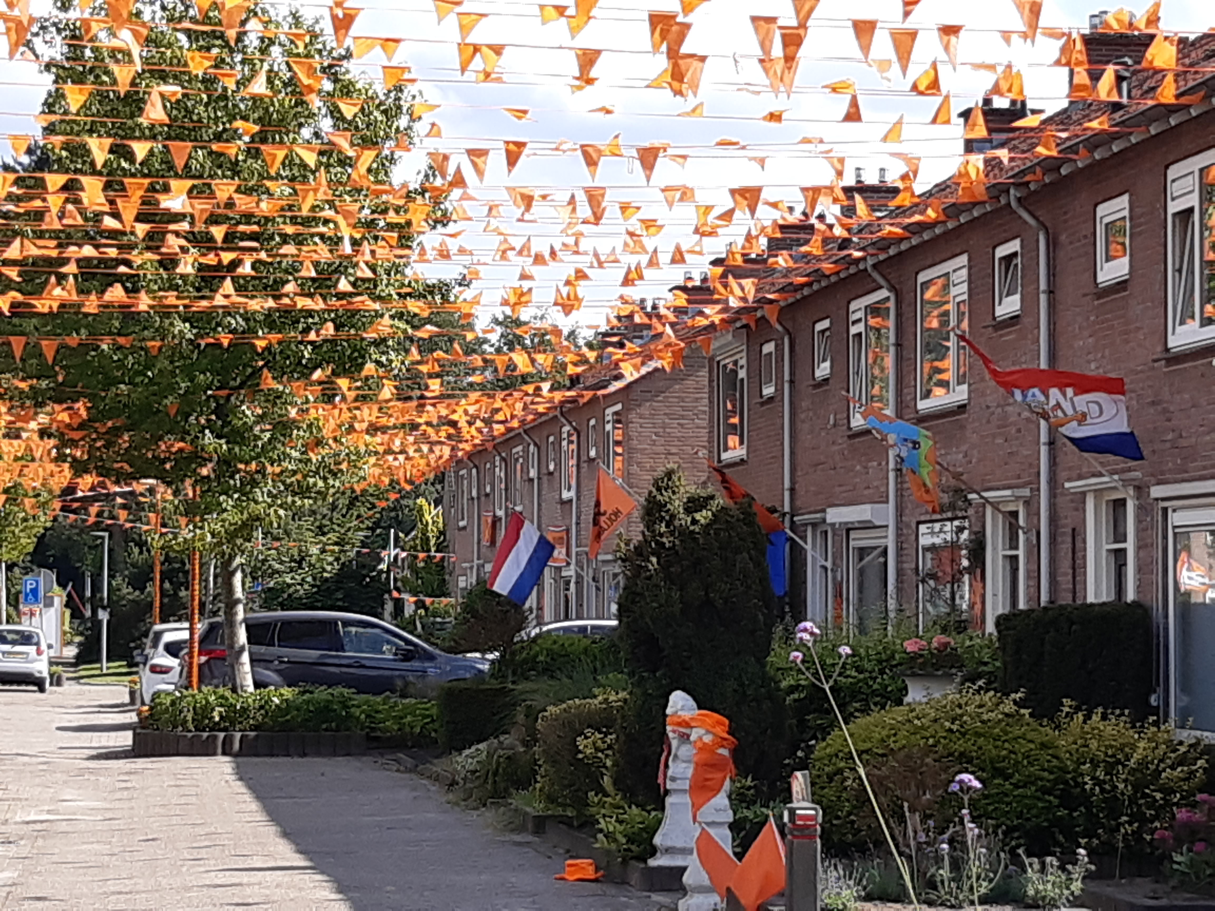 Foto: Twee straten in Klarenbeek kleuren Oranje
