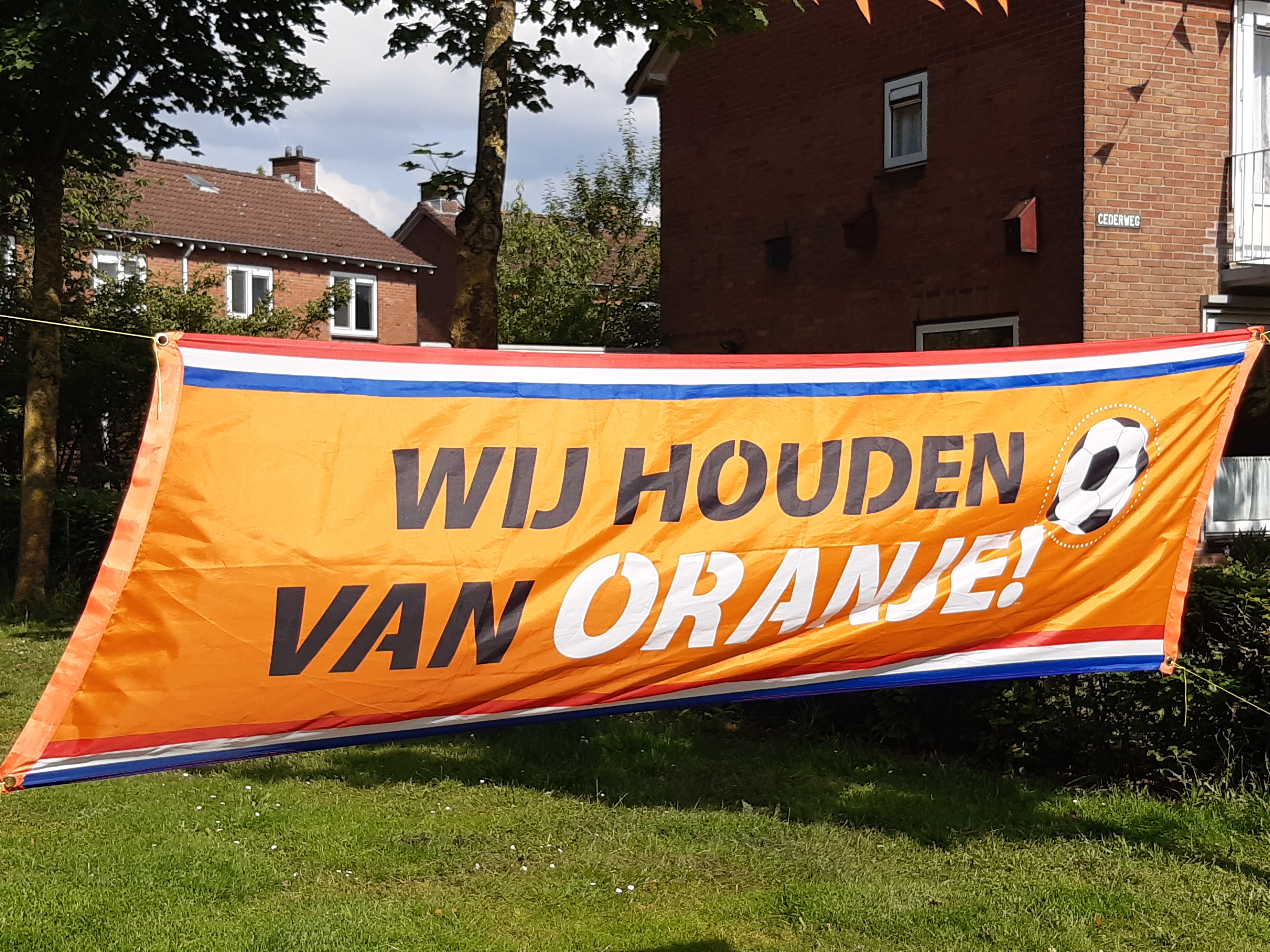 Foto: Twee straten in Klarenbeek kleuren Oranje