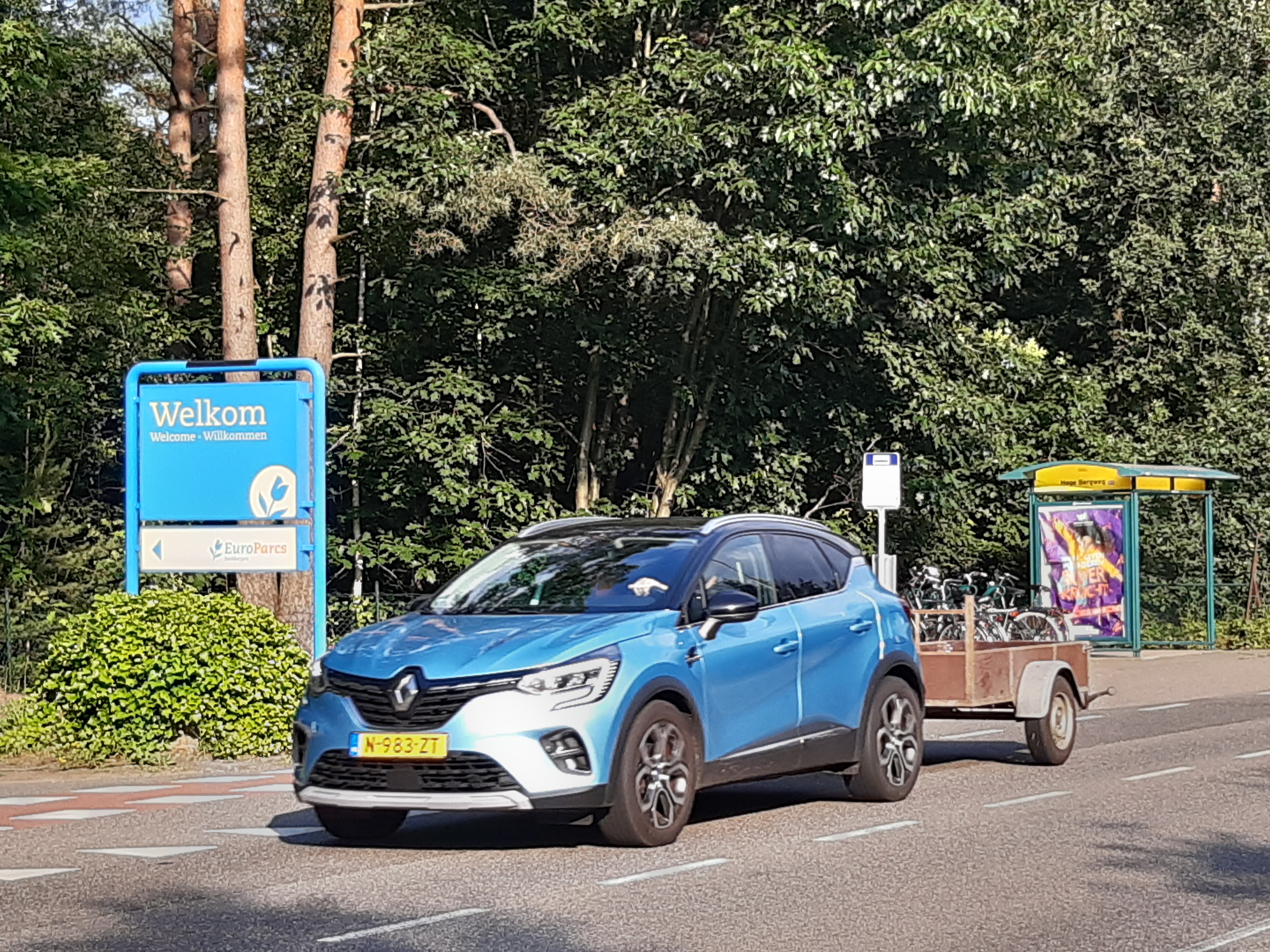 Foto: Confronterend protestdoek langs rijbaan