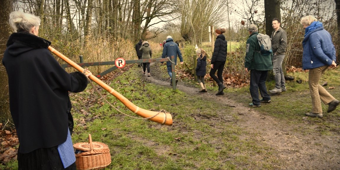 Foto: Midwinterwandeling en -hoornblazers in Brummen