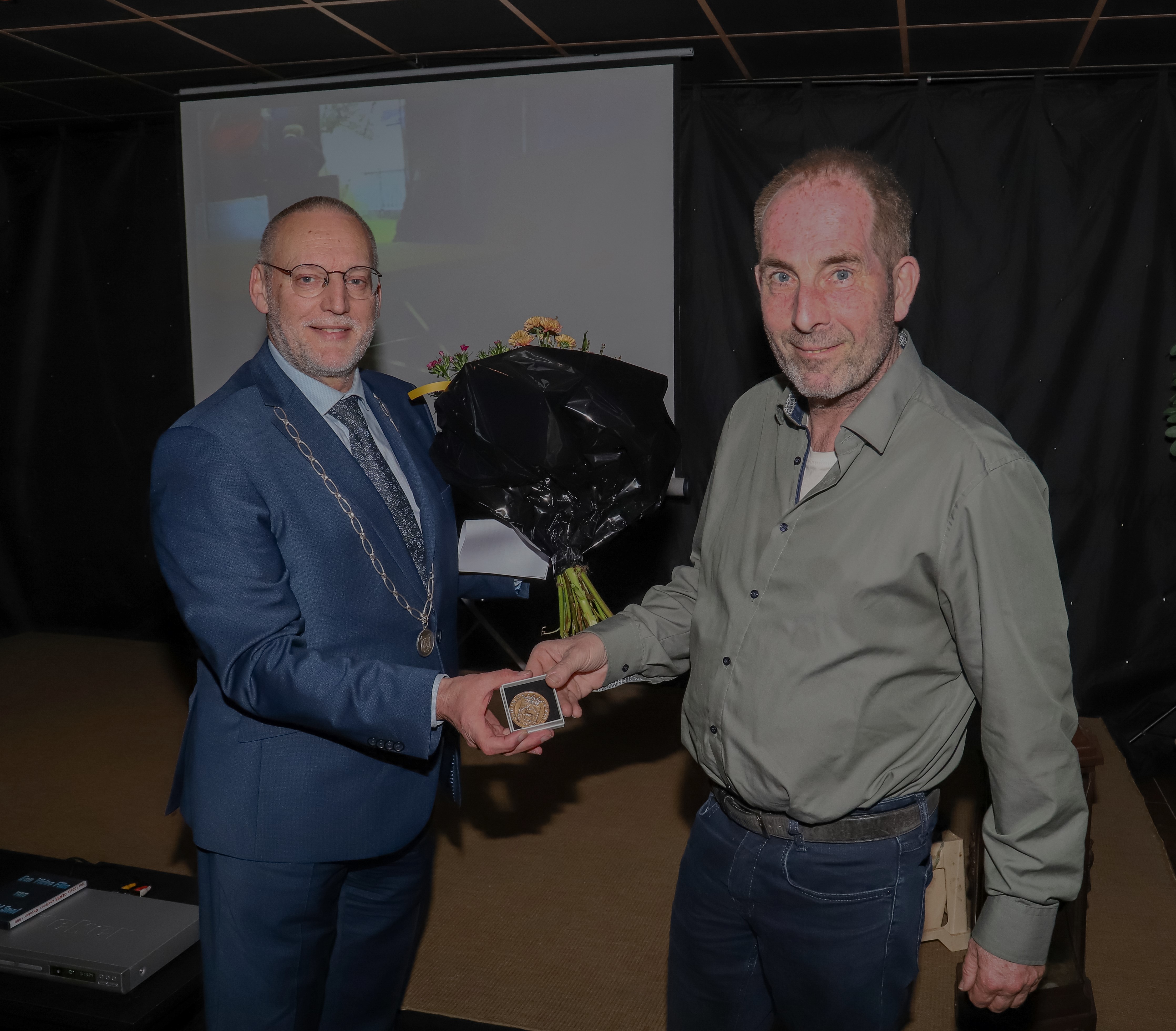 Foto: Bronzen gemeentepenning voor Teunis Nooteboom uit Oene