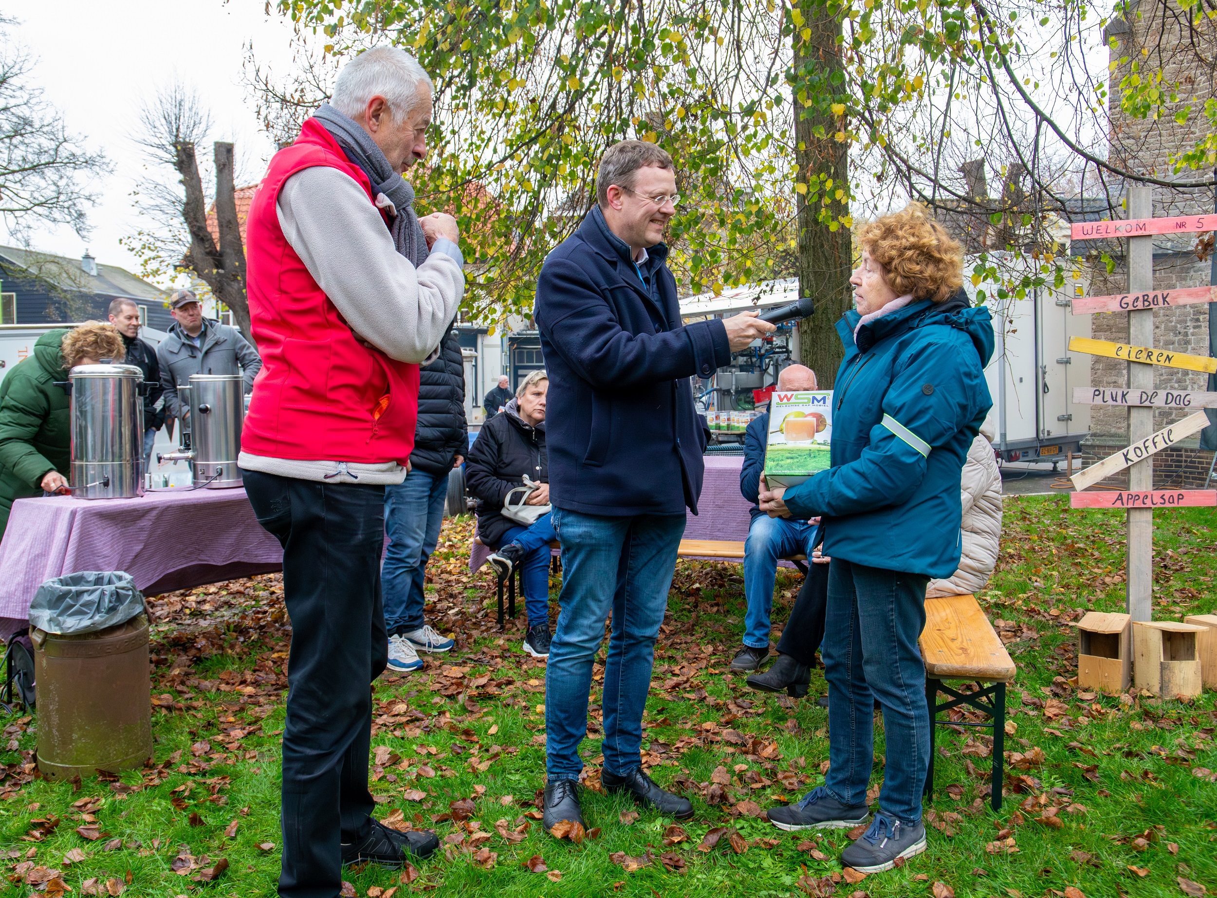 Foto: Derde editie van de oogstmarkt in Epe: opbrengst en sap voor de Voedselbank