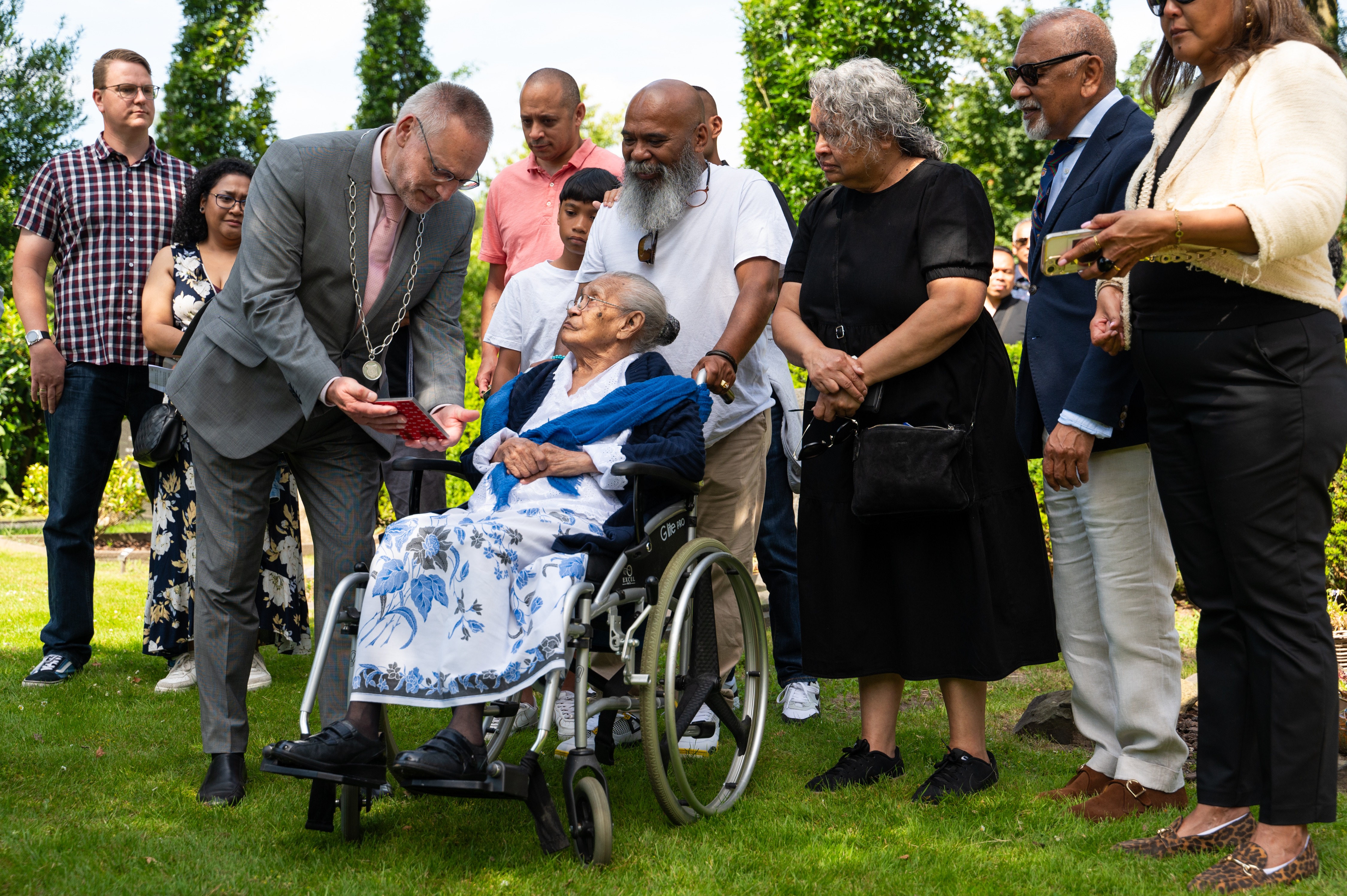 Foto: Herkenningsteken voor beschermde graven KNIL-veteranen