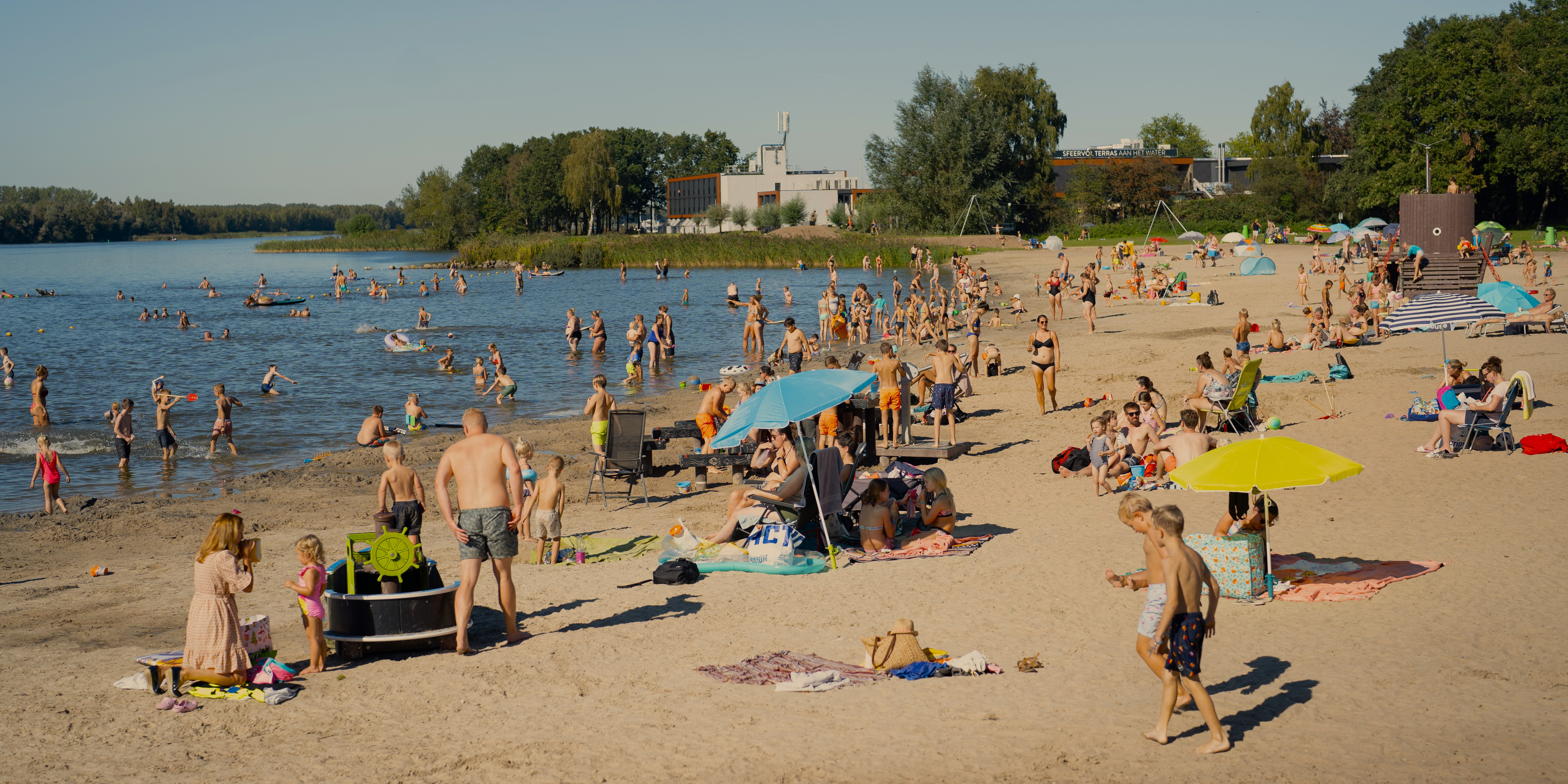 Foto: Op Gelderse stranden genieten bezoekers van zon en water