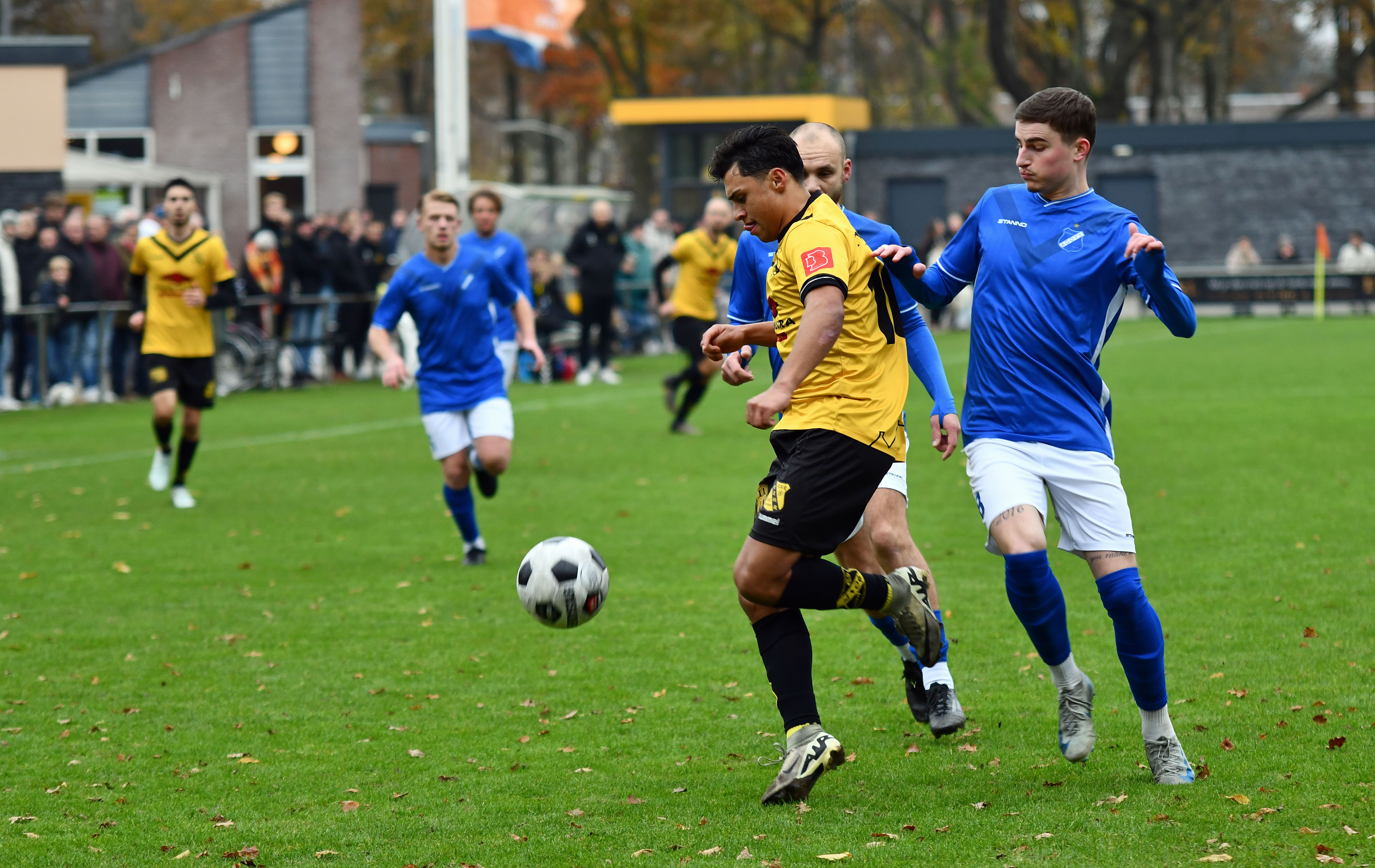 Foto: VIOS recht rug in thuisduel met AGOVV en doet goede zaken 