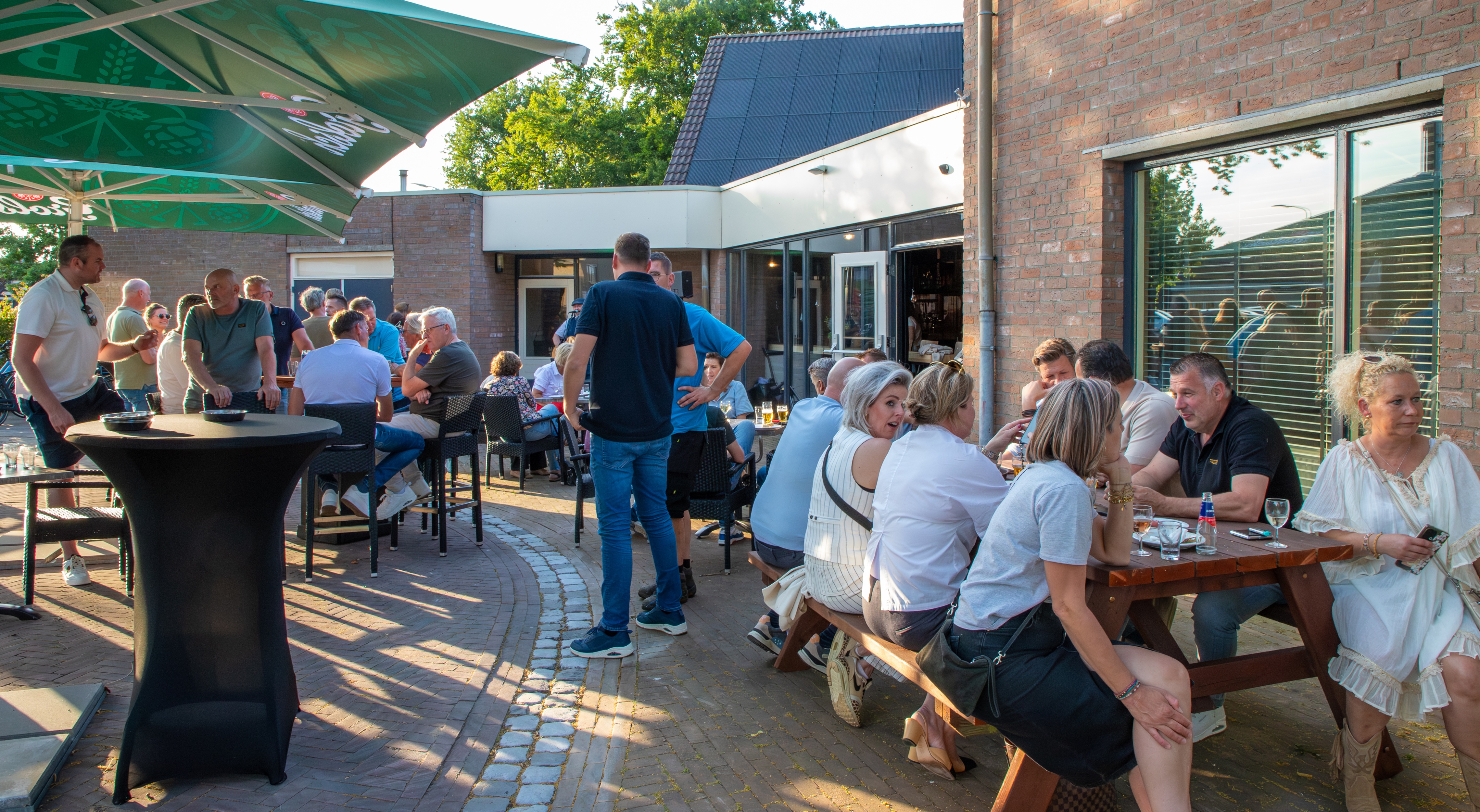 Foto: Gezellige VOC-barbecue bij De Wieken onderstreept hechte band met VIOS