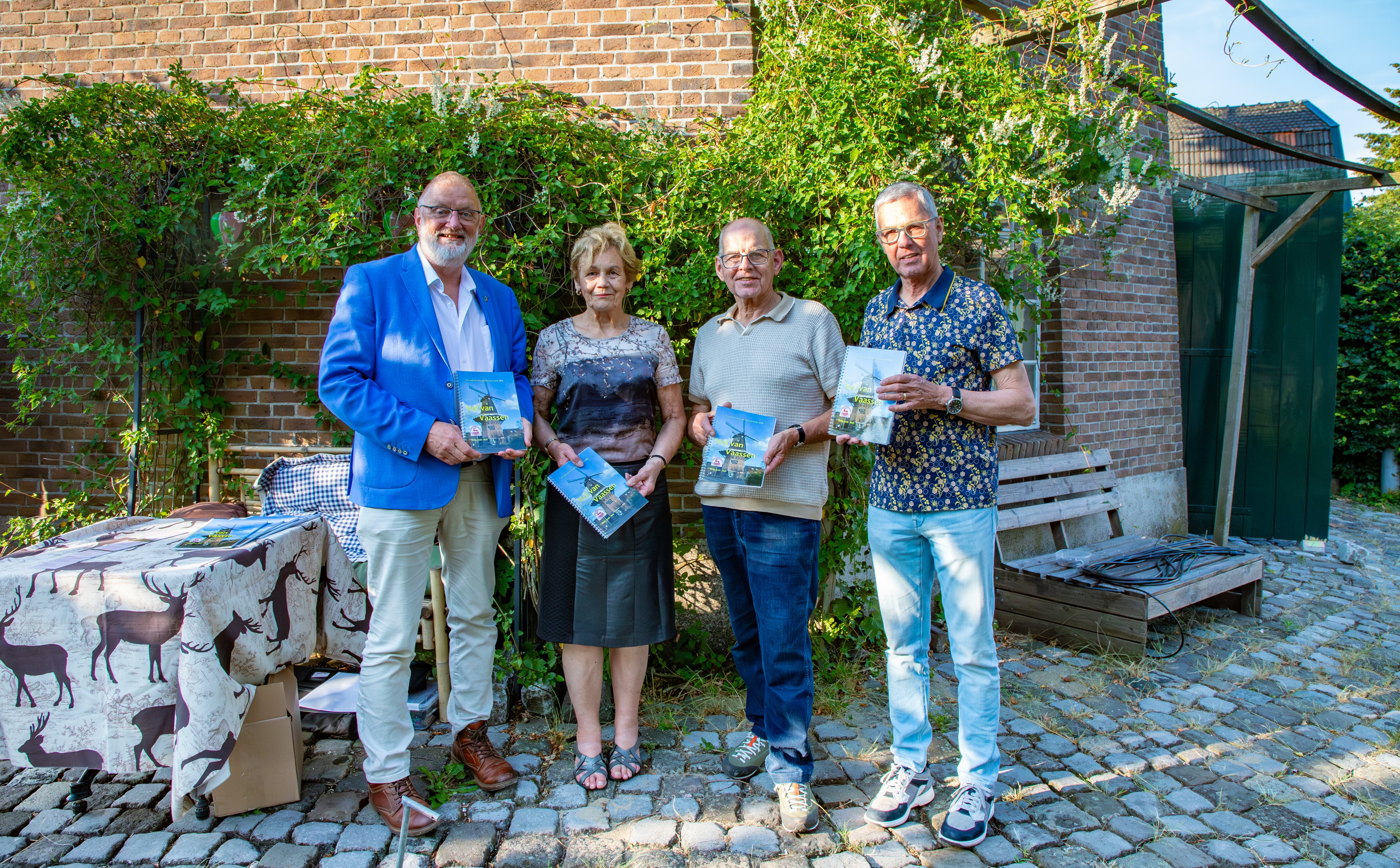 Wandelboek Vol van Vaassen feestelijk gepresenteerd bij Daams’ Molen