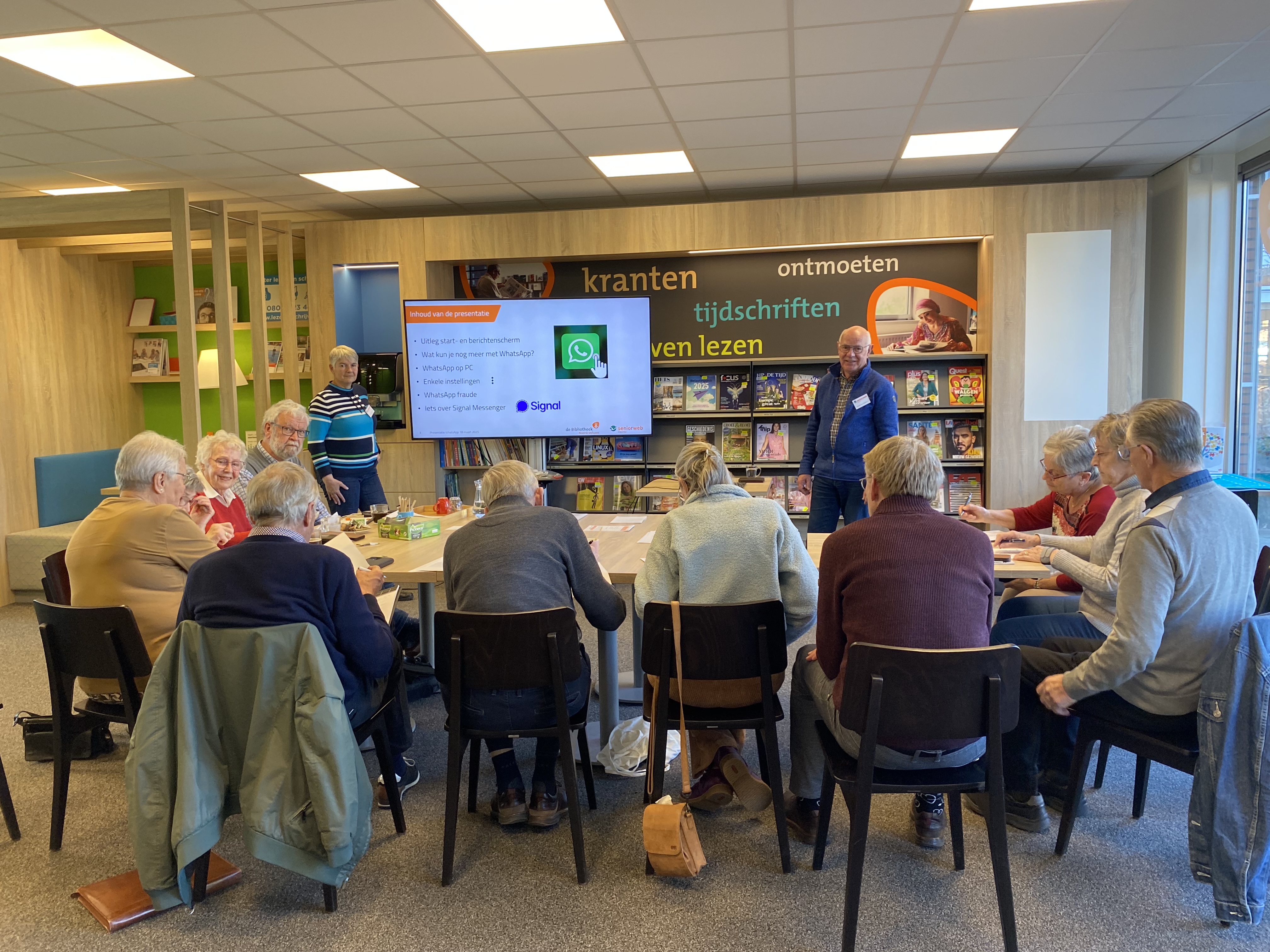 Foto: Tijd voor ieders vragen bij WhatsApp uitleg bij bibliotheek Vaassen
