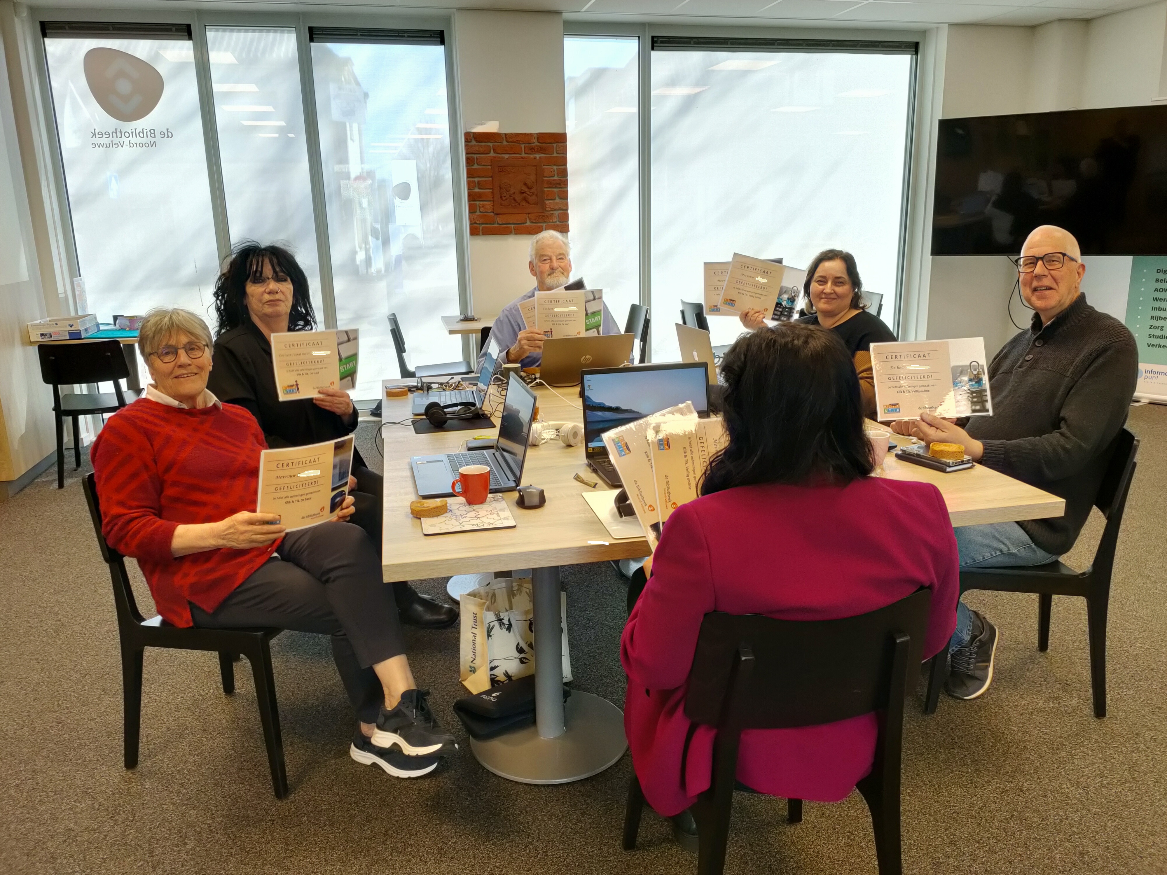 Foto: Certificaat voor computercursisten Vaassen