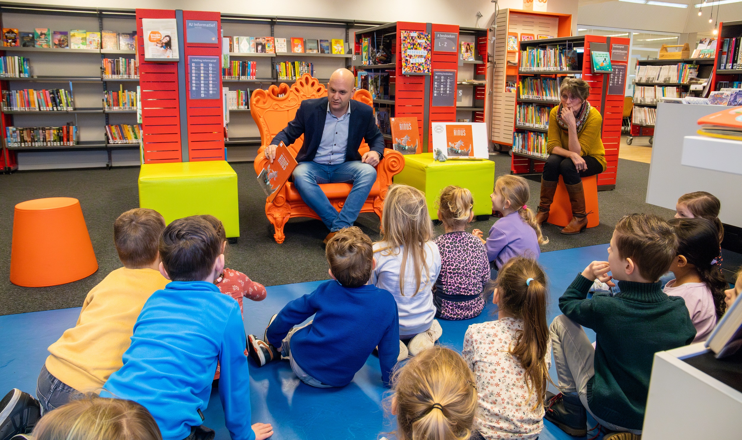 Foto: Wethouder leest voor tijdens Nationale Voorleesdagen in Bibliotheek Wapenveld