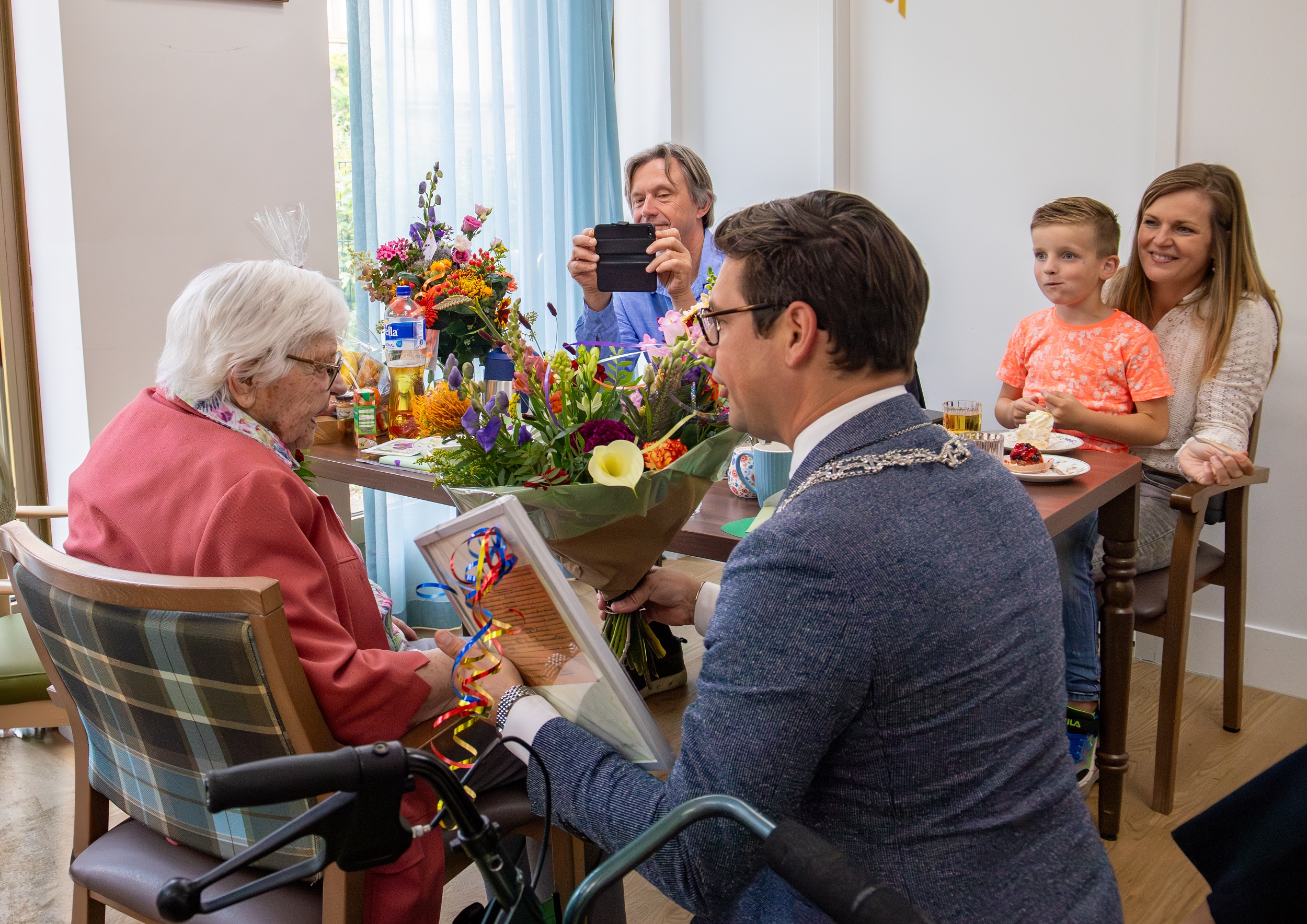 Foto: Mevrouw Grietje Houtman-van der Scheer viert 100ste verjaardag in Hofje Wendakker