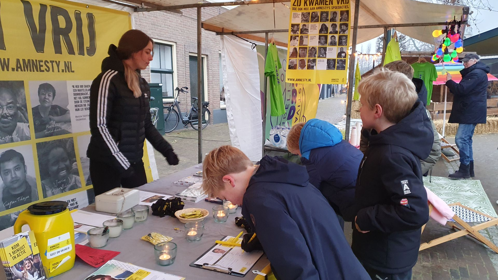 Foto: Jeugd kleurt Amnestykaarten tijdens Kerstmarkt