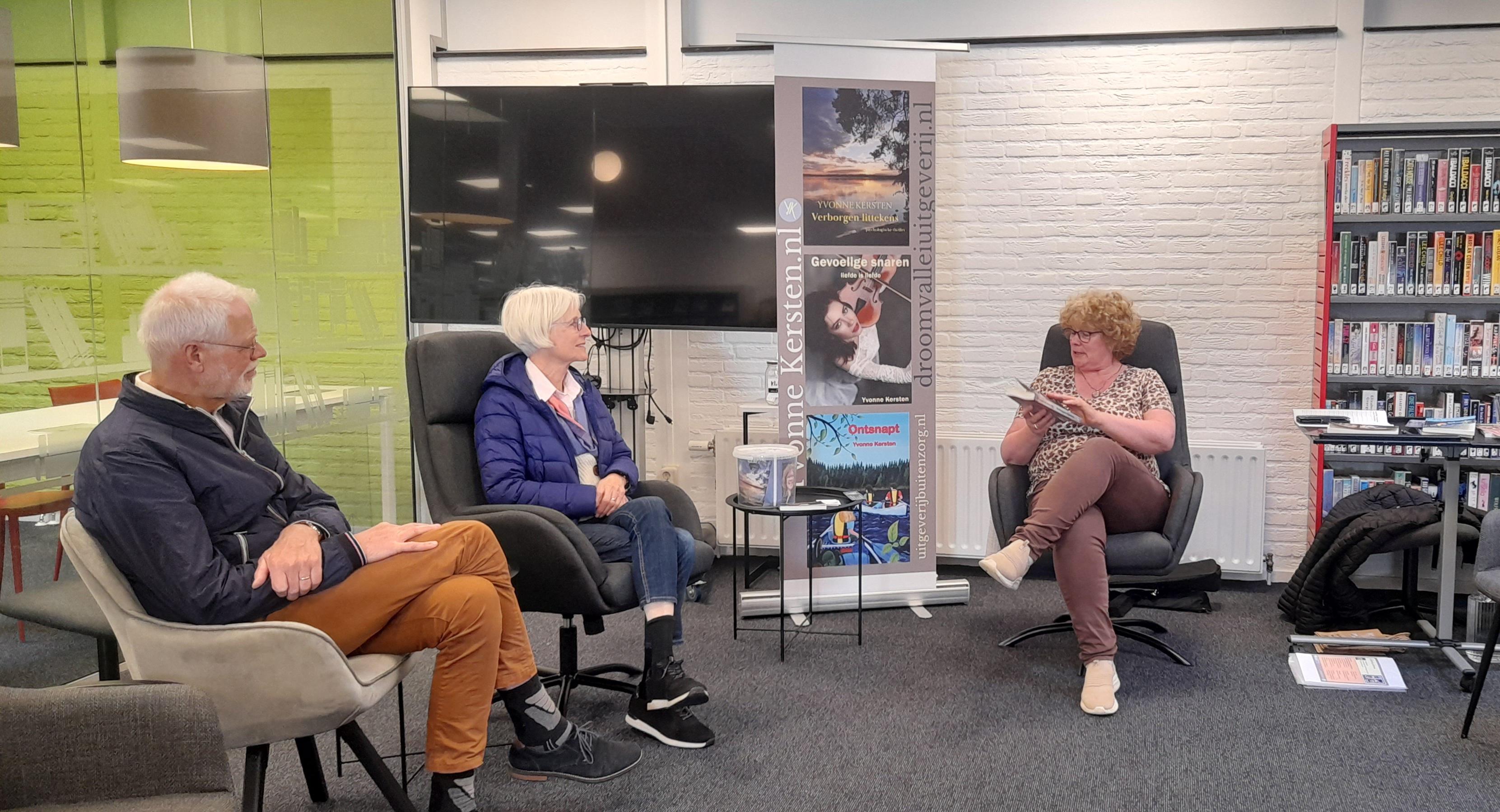 Foto: Yvonne Kersten neemt alle tijd voor bezoekers bij boekpresentatie