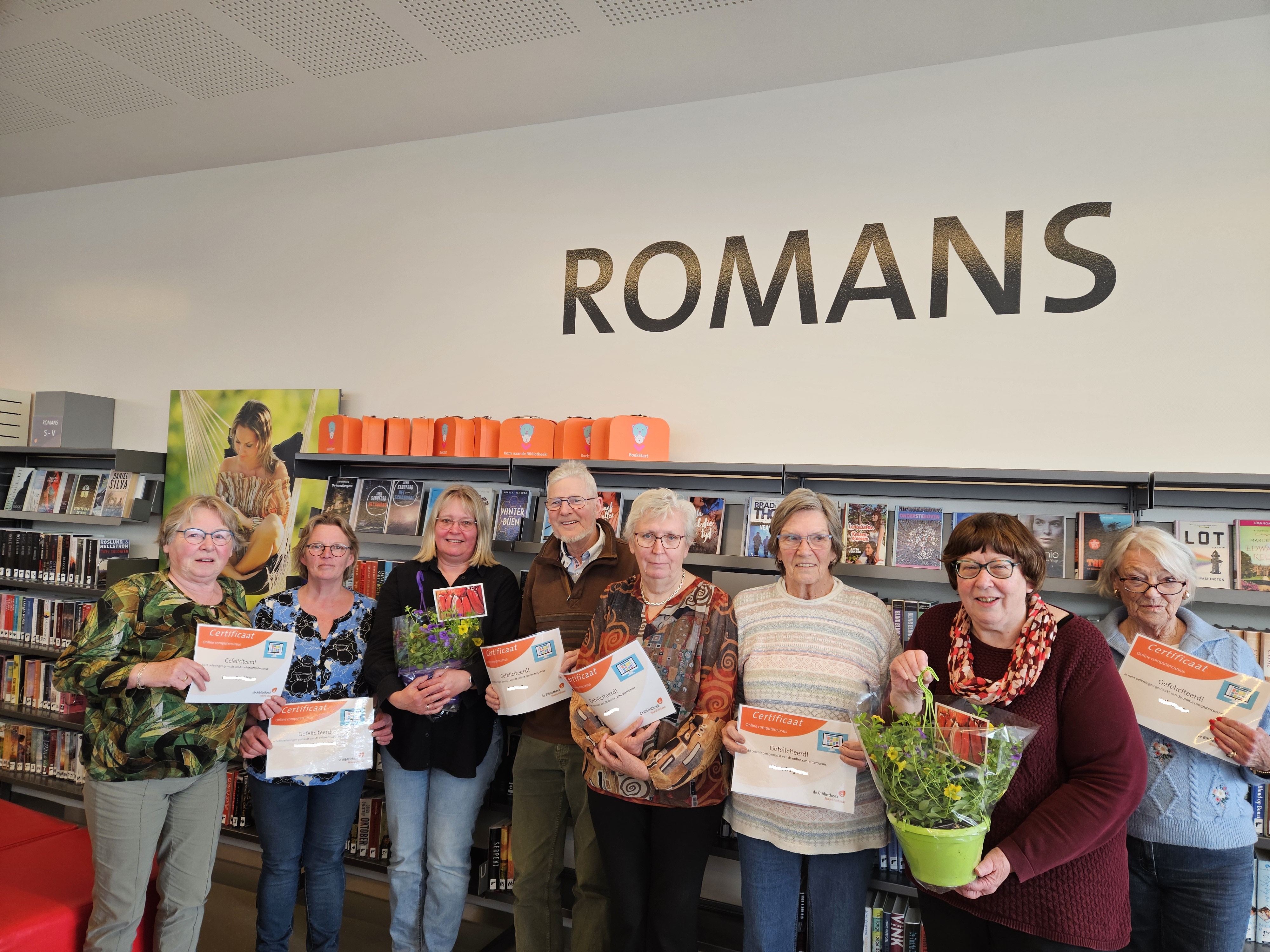 Foto: Computercursisten ontvangen certificaat