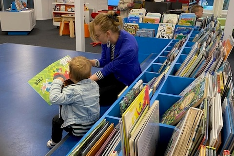 Foto: Dringen voor de deur bij BoekStartdag Vaassen