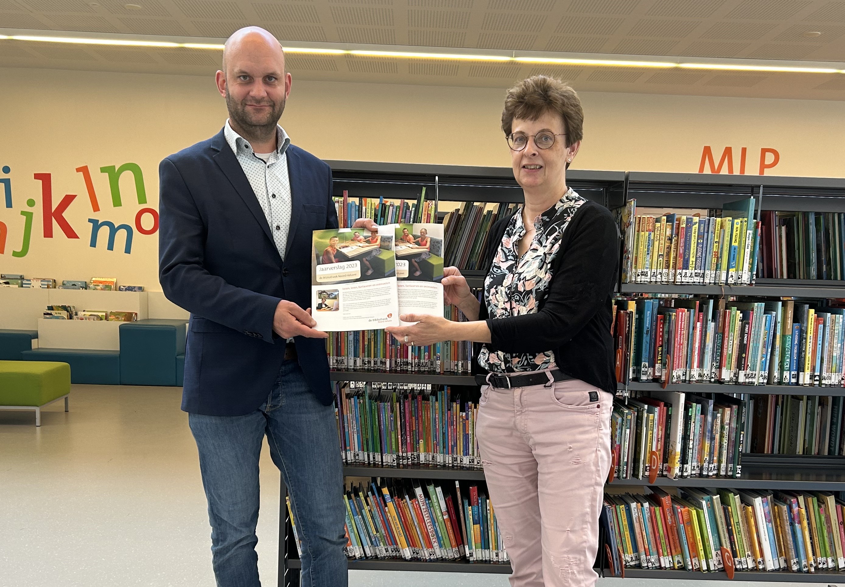 Foto: Jaarverslag bibliotheek voor wethouders Heere en van Ommen