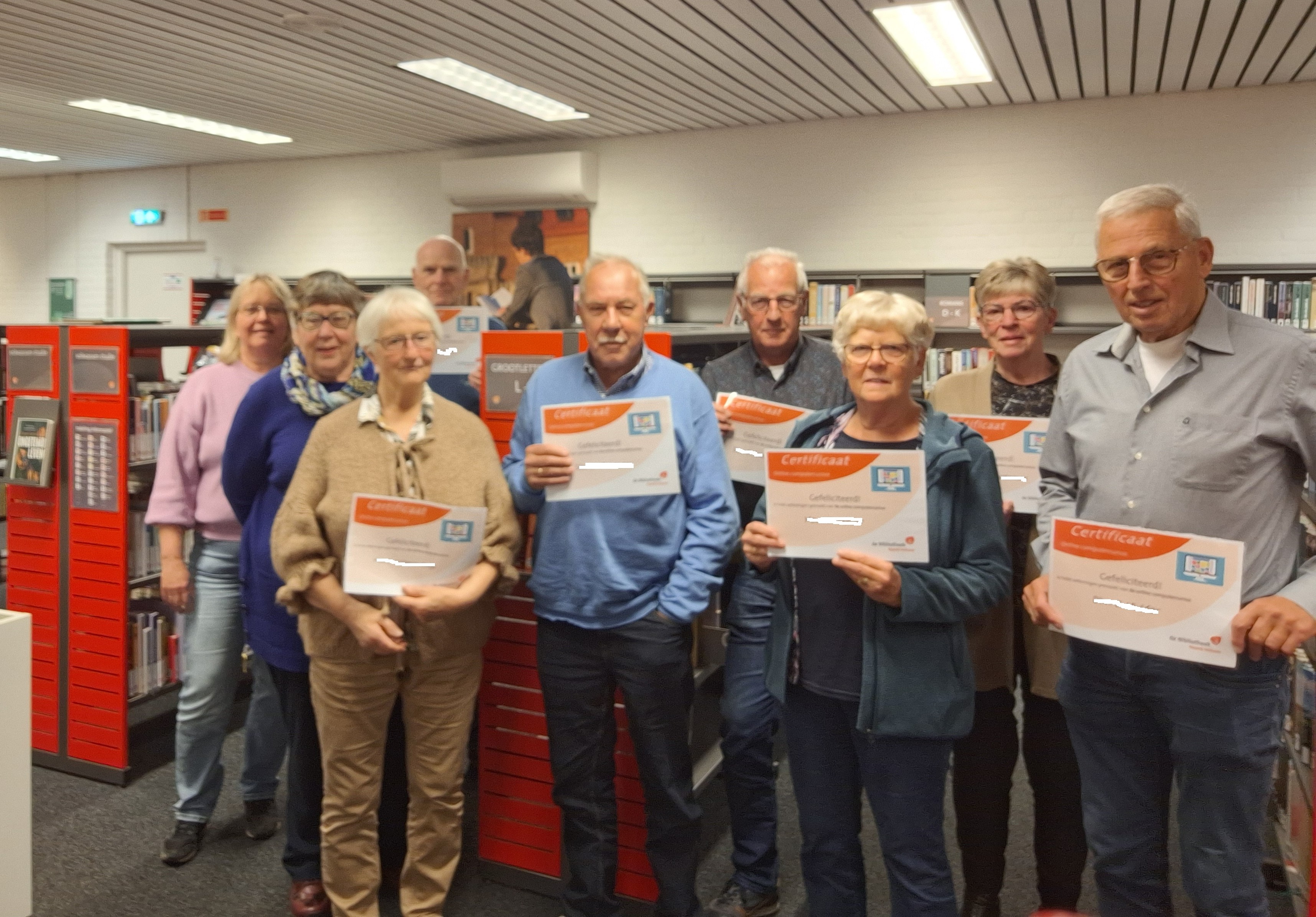 Foto: Trotse computercursisten ontvangen certificaat