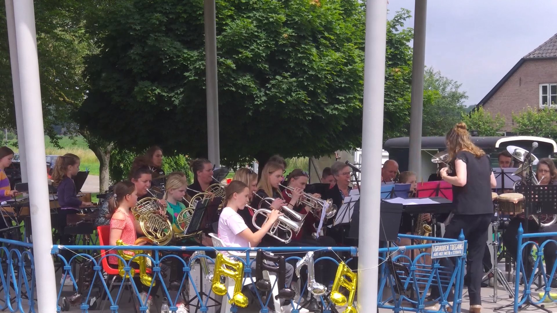 Foto: Video : Blaasleerlingorkesten zetten beste beentje voor