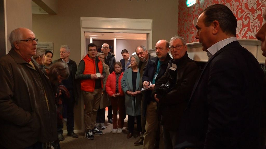 Foto: Omwonenden kijken rond in opvang voor Oekraïners