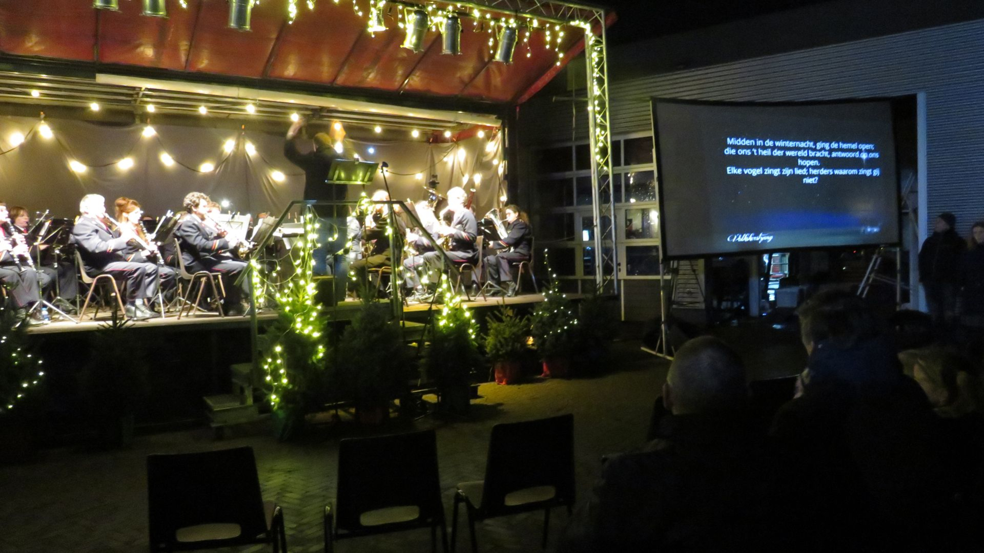 Foto: Belangstelling voor volkskerstzang in Emst