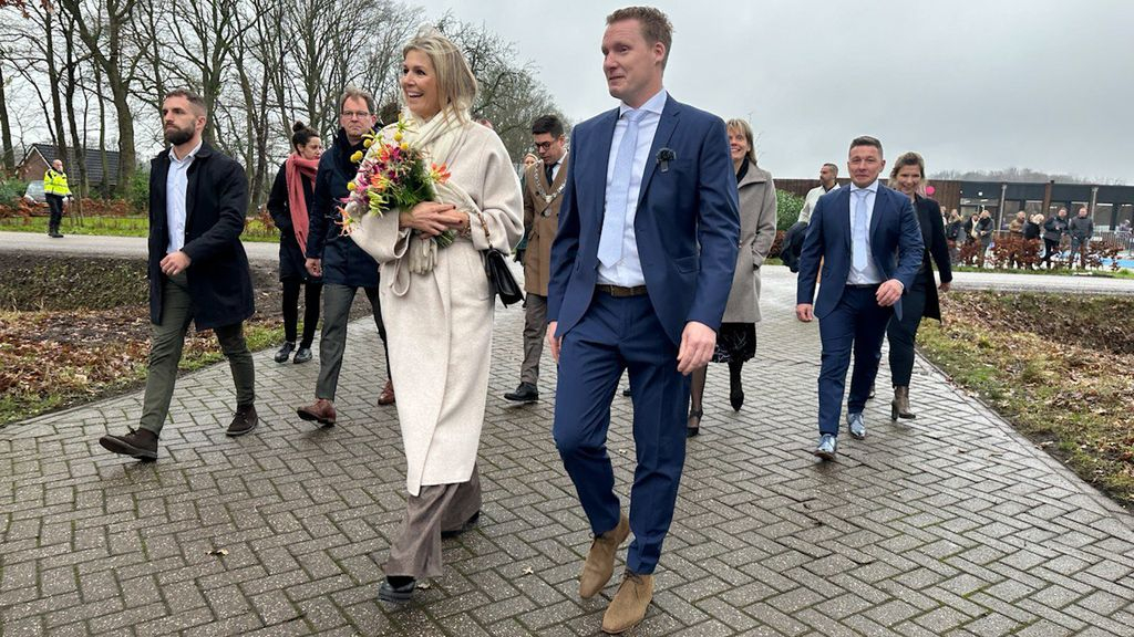 Foto: Máxima laat zich bijpraten over 'bouwen met legostukken'