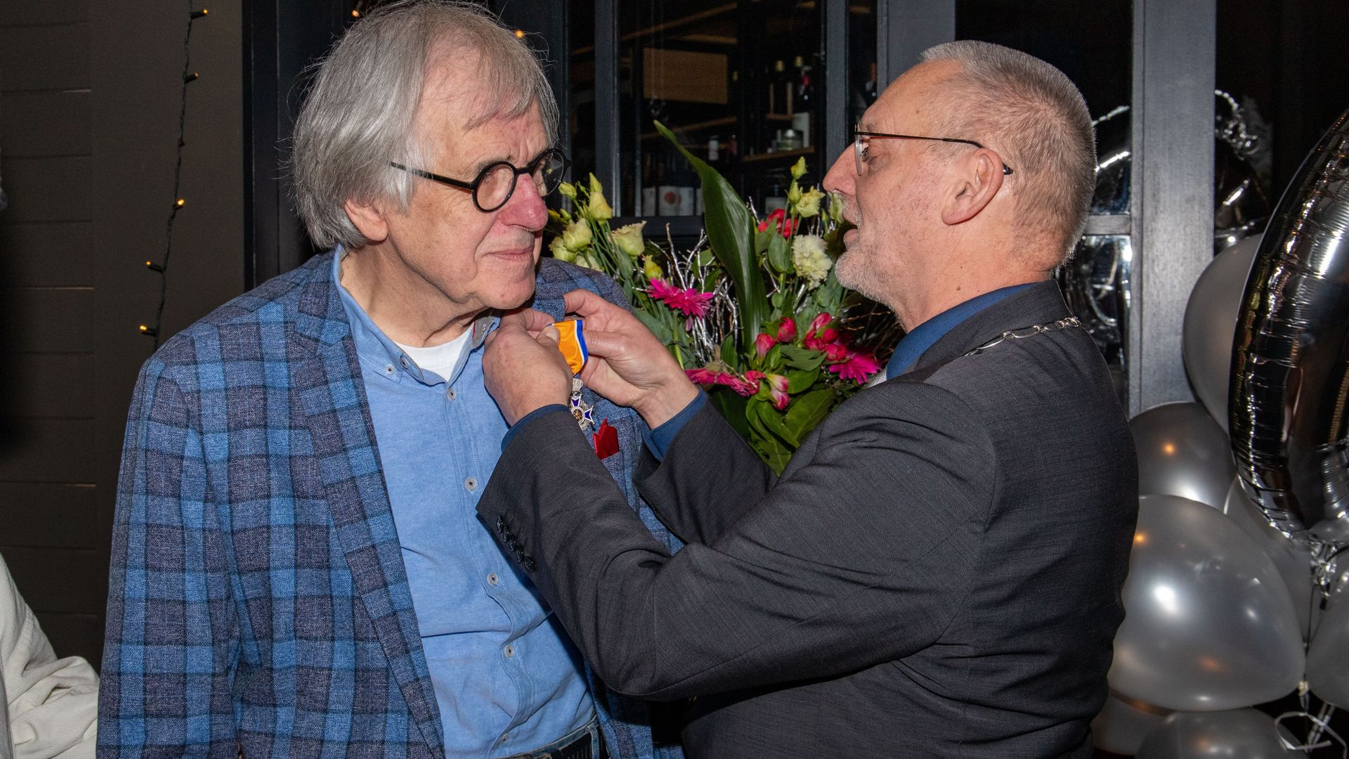 Foto: De heer Hakstege ontvangt bijzondere onderscheiding: Ridder in de Orde van Oranje-Nassau