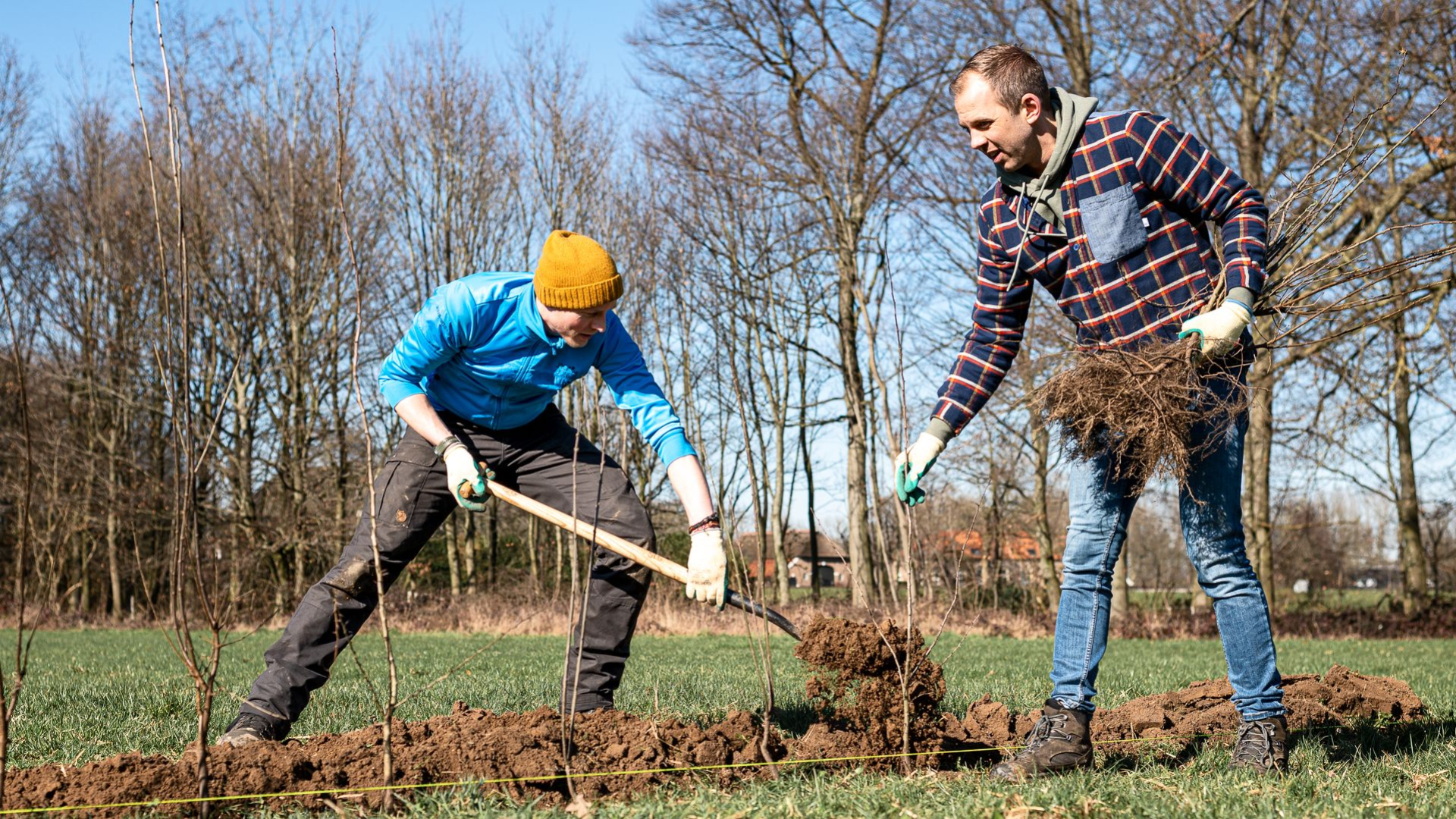 Foto: Inwoners Emst en Wenum planten streekeigen bomen en struiken