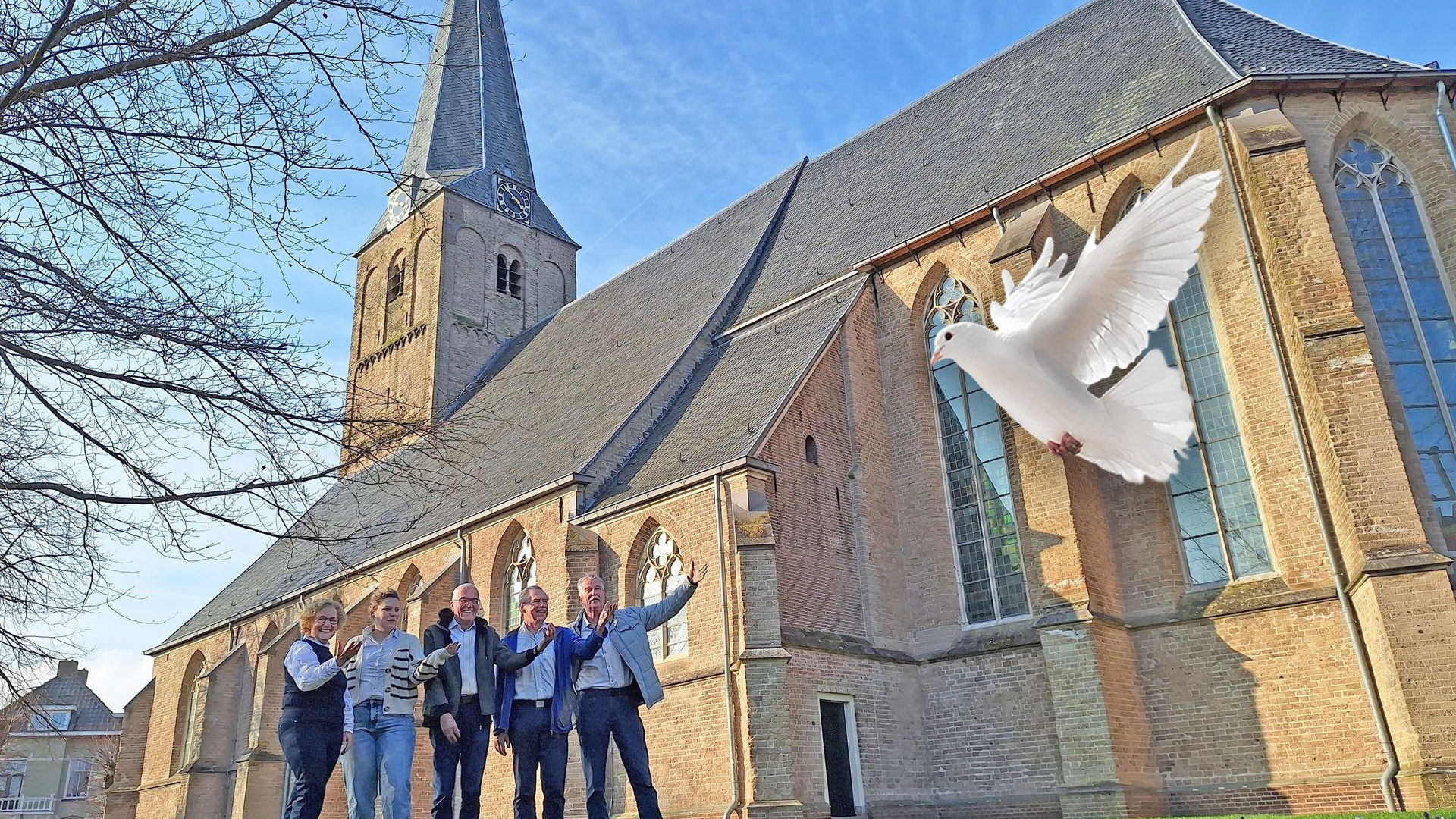 Foto: Noten (van vrede) vliegen door Grote Kerk van Epe