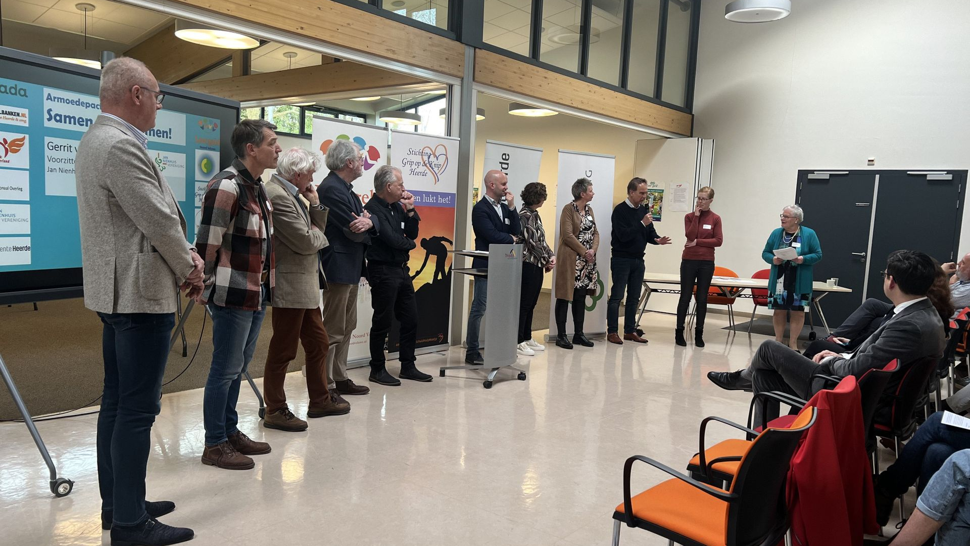 Foto: 10 handtekeningen onder het armoedepact