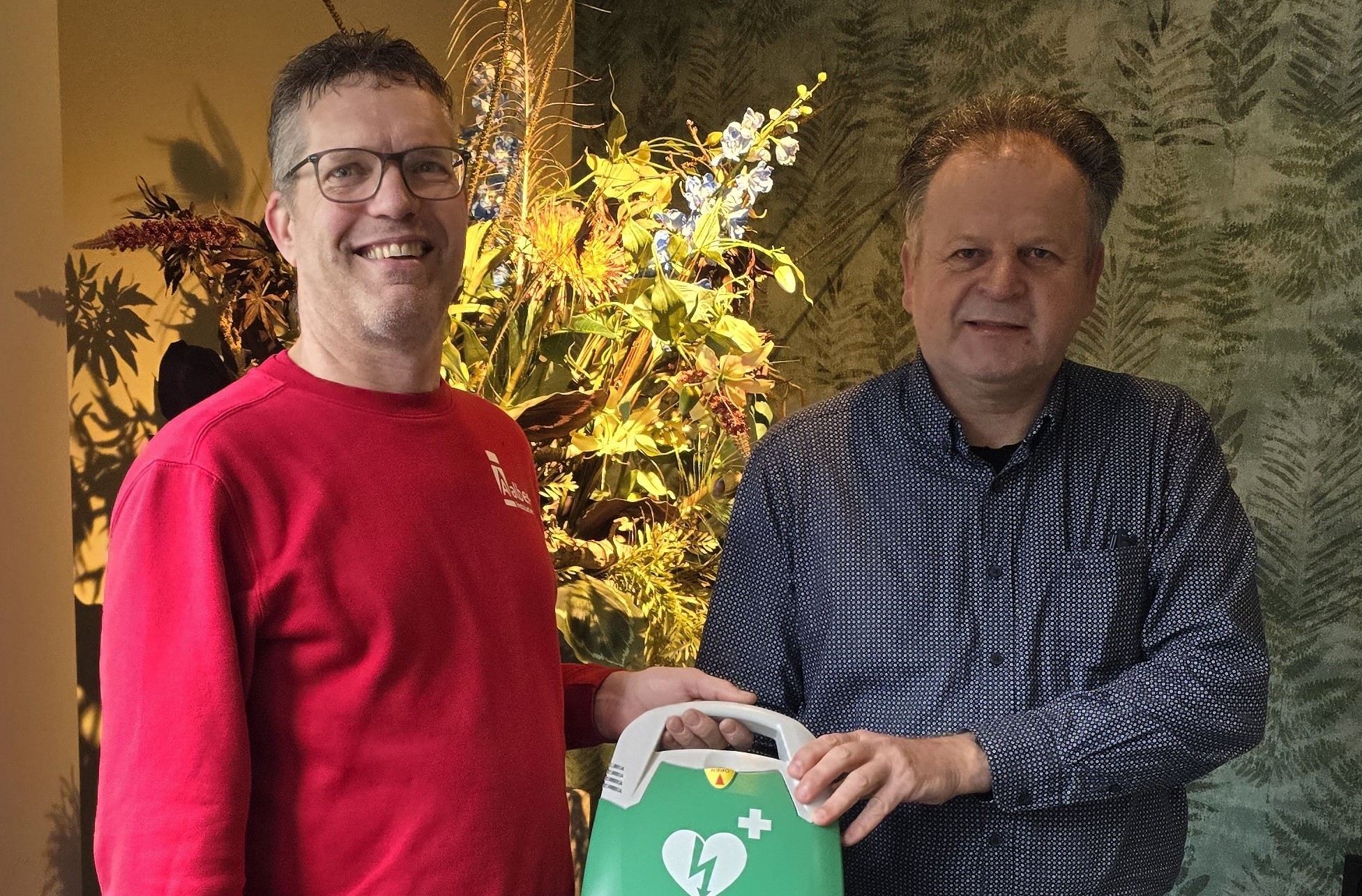 Foto: Lokale ondernemer Oene verbetert gemeenschap met beschikbaar stellen AED