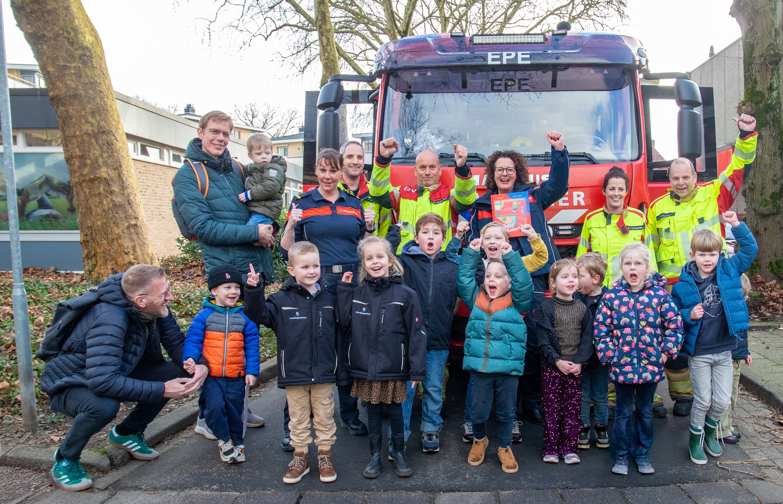 Foto: Brandweer leest voor in Bibliotheek Epe: Veilig opladen centraal