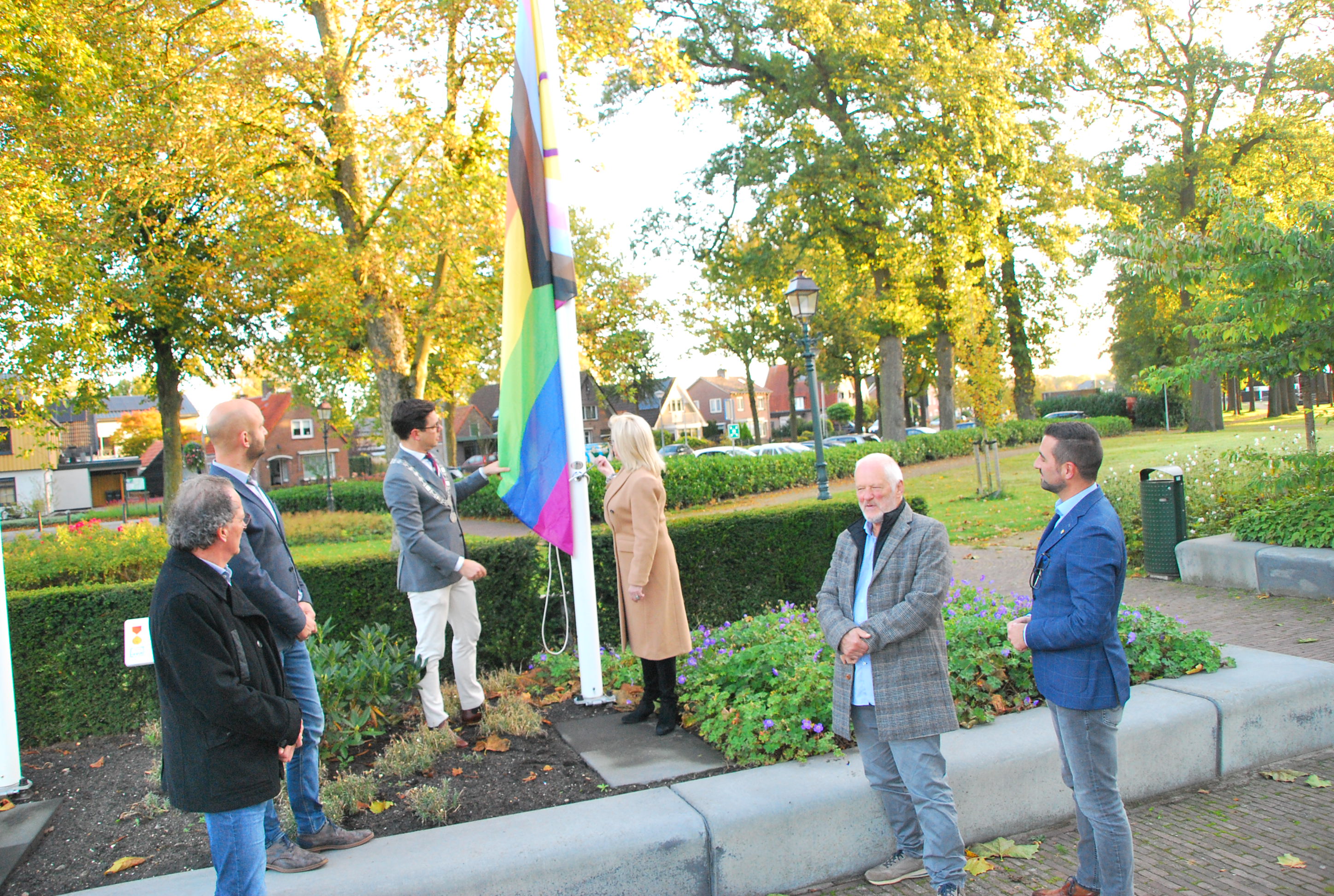 Foto: Gemeente Heerde viert Coming Out Dag met hijsen van regenboogvlag