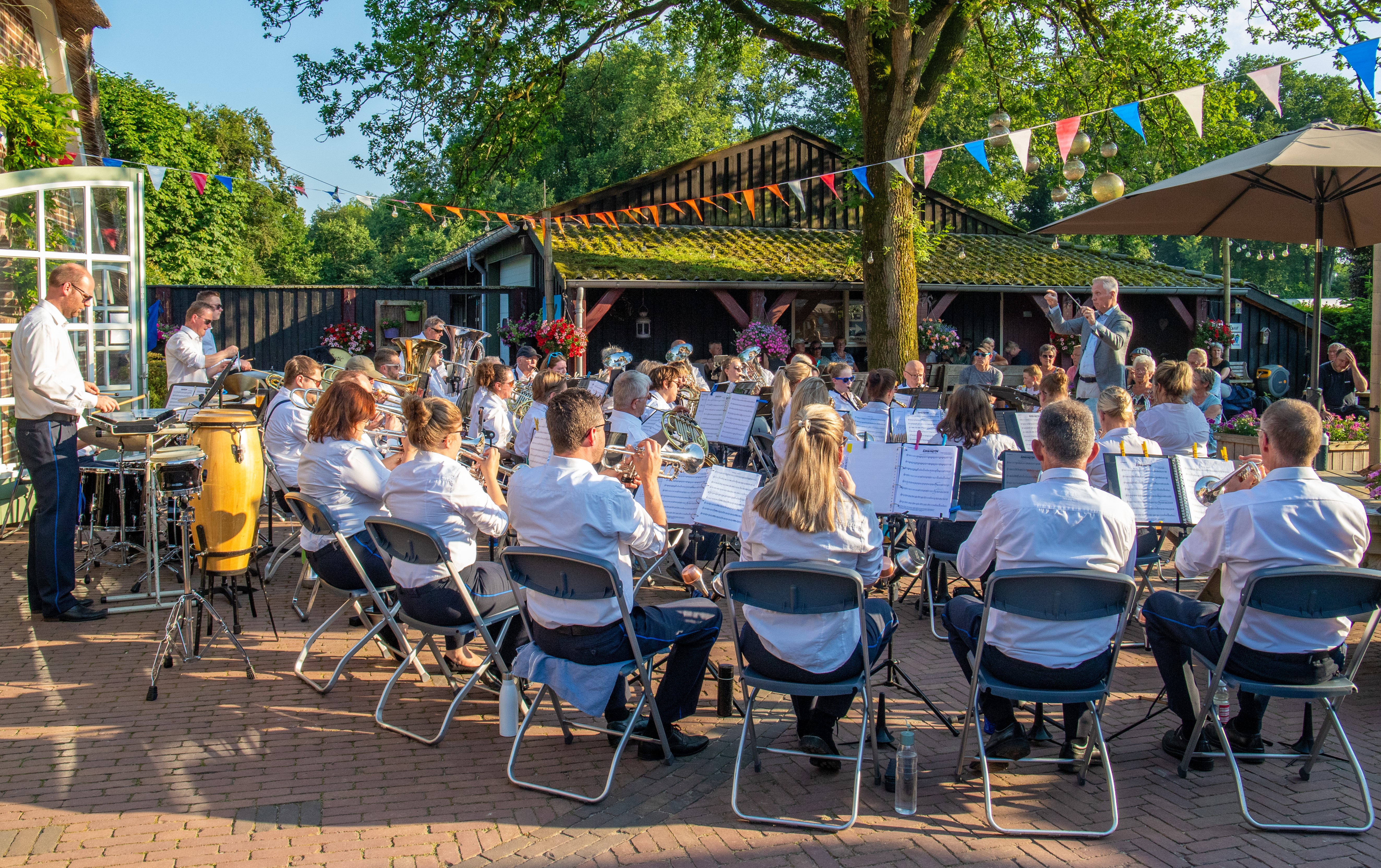 Foto: Vaassens Fanfare Corps zomertoer met spetterend optreden op Camping de Helfterkamp
