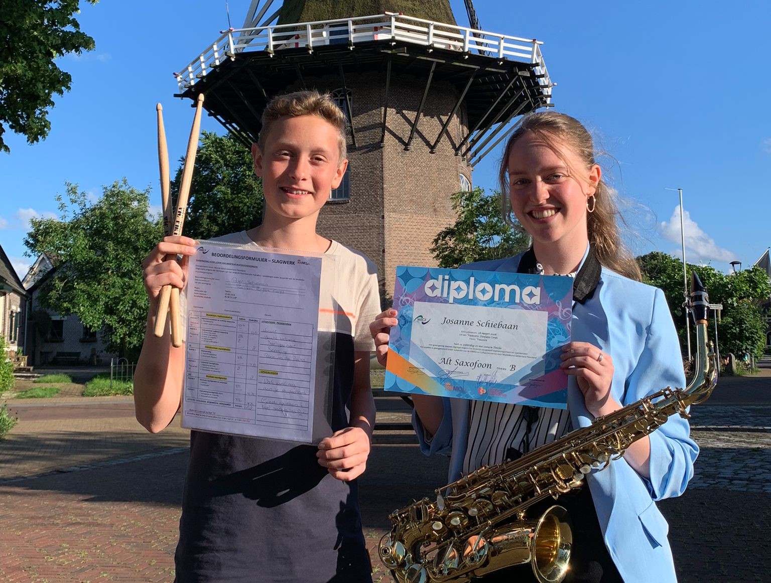 Foto: Broer en zus slagen voor muziekexamen