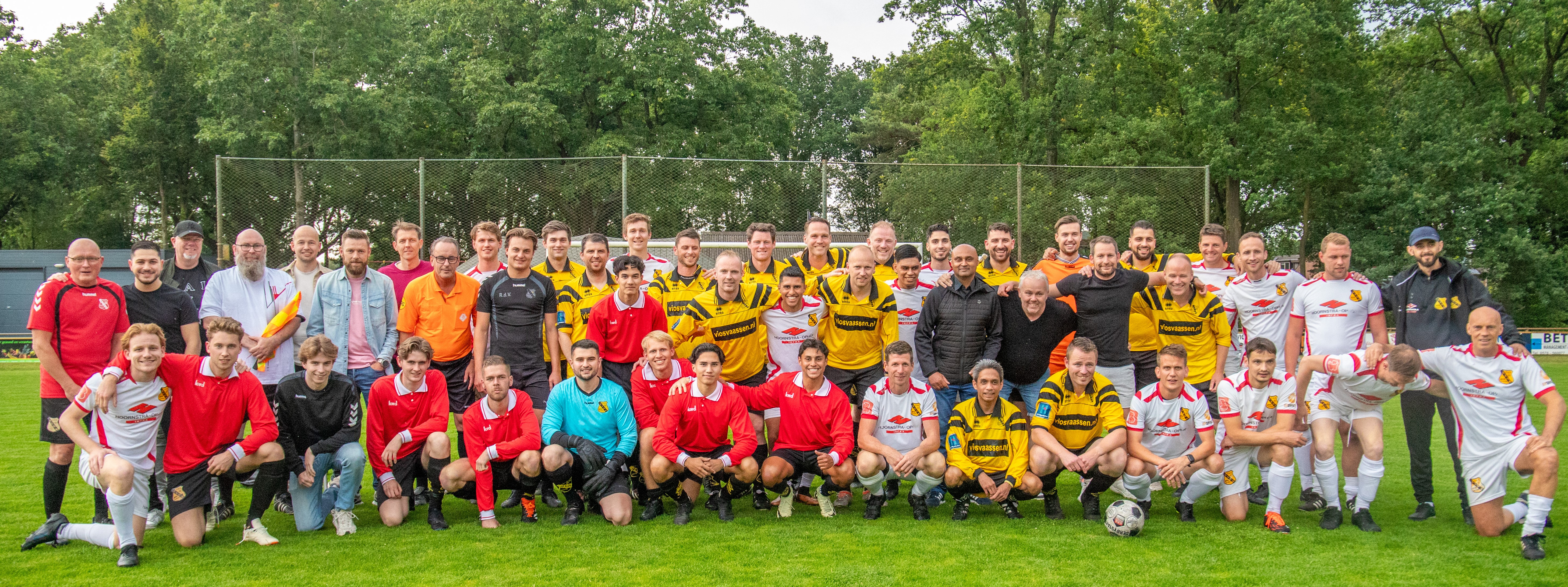 Foto: VIOS organiseerde een afscheidswedstrijd voor Maikel Amzand en Jelle Rooijackers