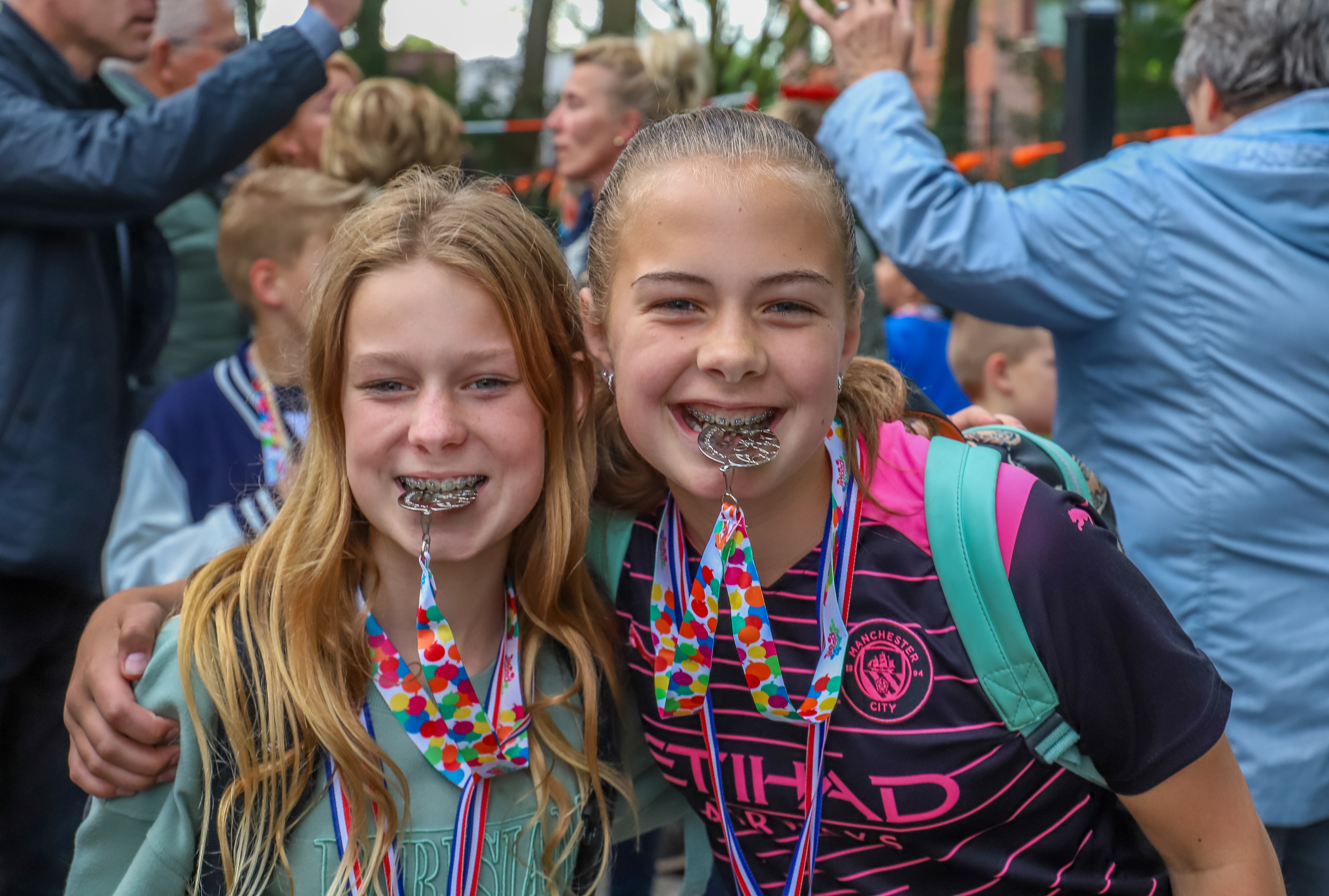 Foto: Succesvolle Vierde Dag van de Avondwandelvierdaagse Bekroond met Feestelijke Intocht