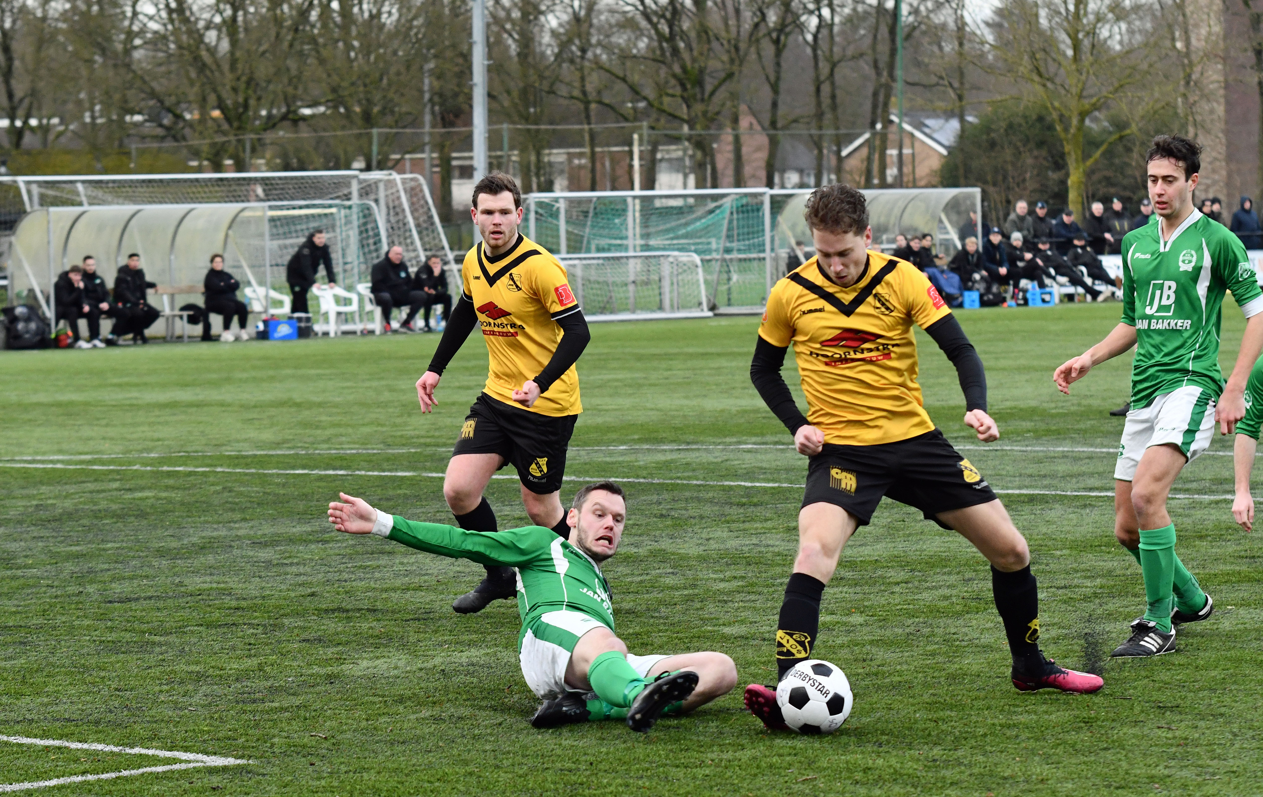 Foto: VIOS verliest van en wordt gepasseerd door OWIOS