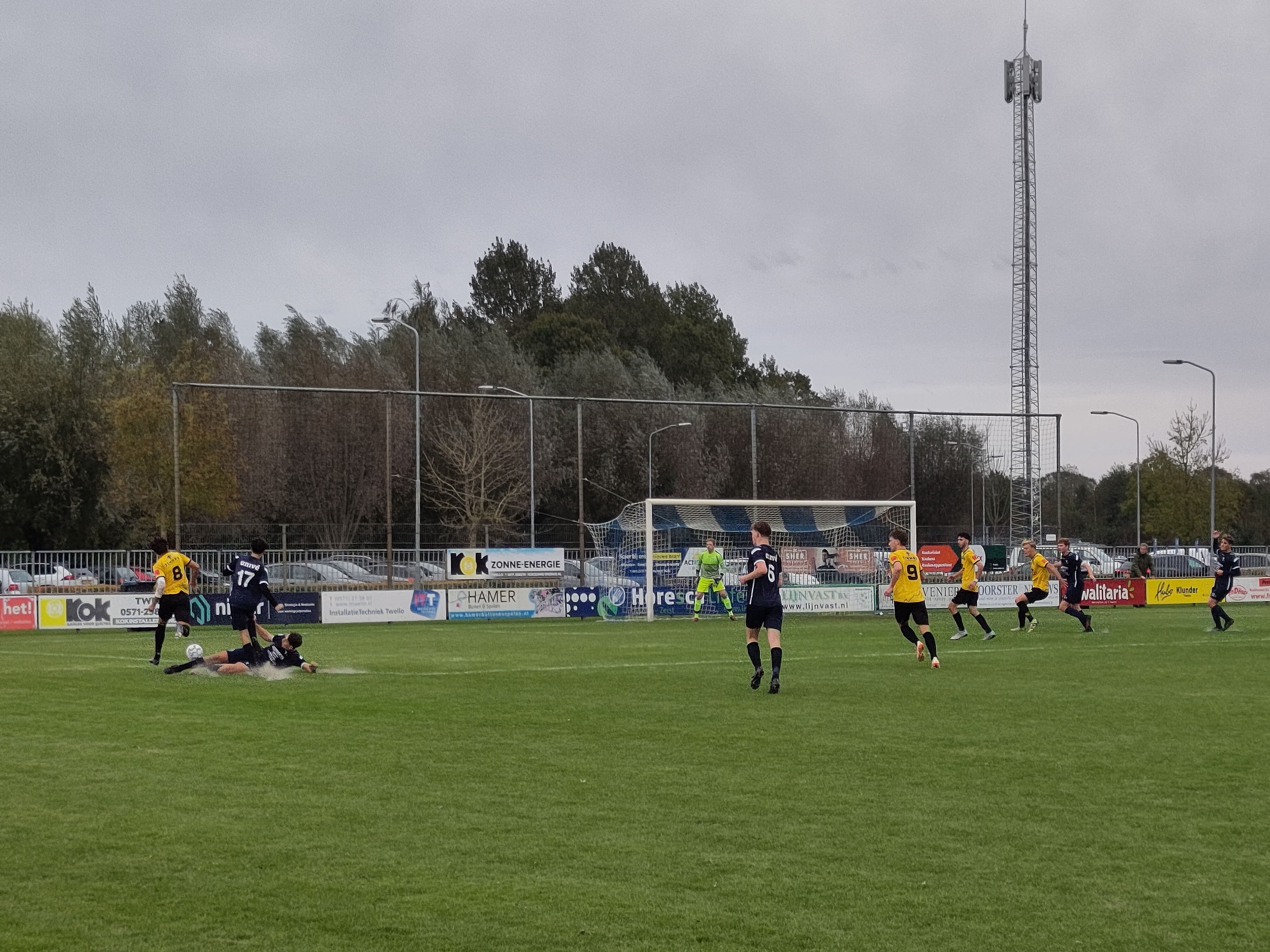 Foto: VIOS bijt tanden stuk op stug Twello SV en lijdt eerste puntverlies