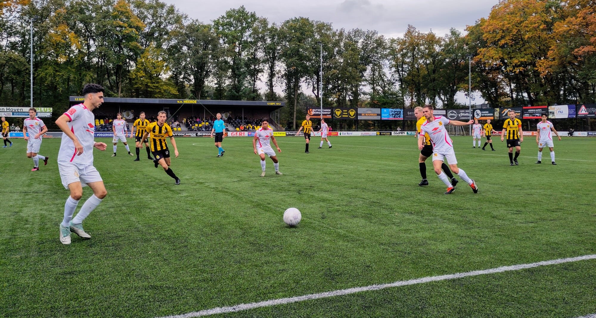 Foto: In prachtig herfsttafereel delen VIOS en v.v. Heerde de punten